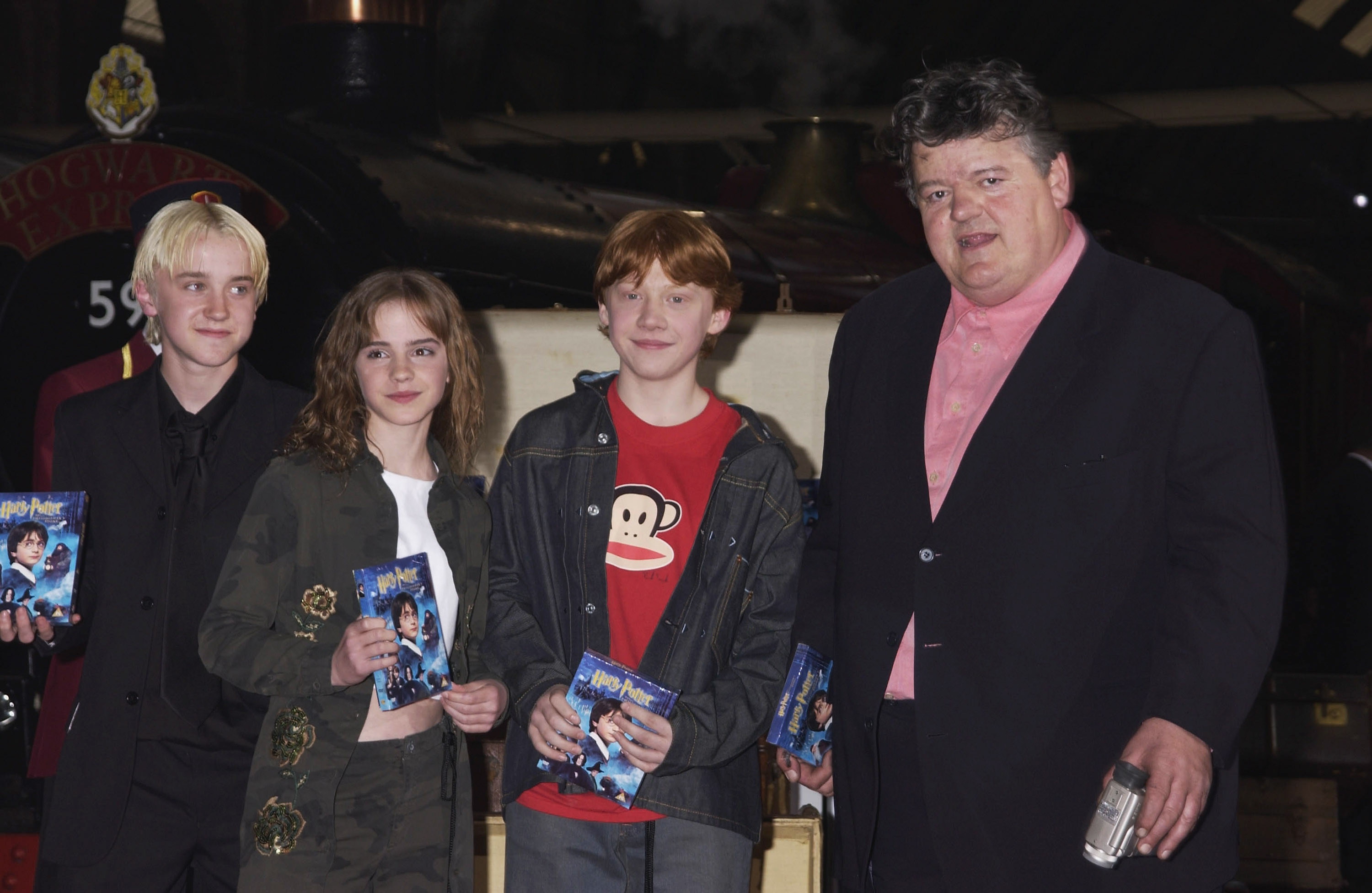 L'acteur, Emma Watson, Rupert Grint et Robbie Coltrane à la soirée de lancement du DVD "Harry Potter et l'école des sorciers" le 8 mai 2002 à Londres, en Angleterre. | Source : Getty Images