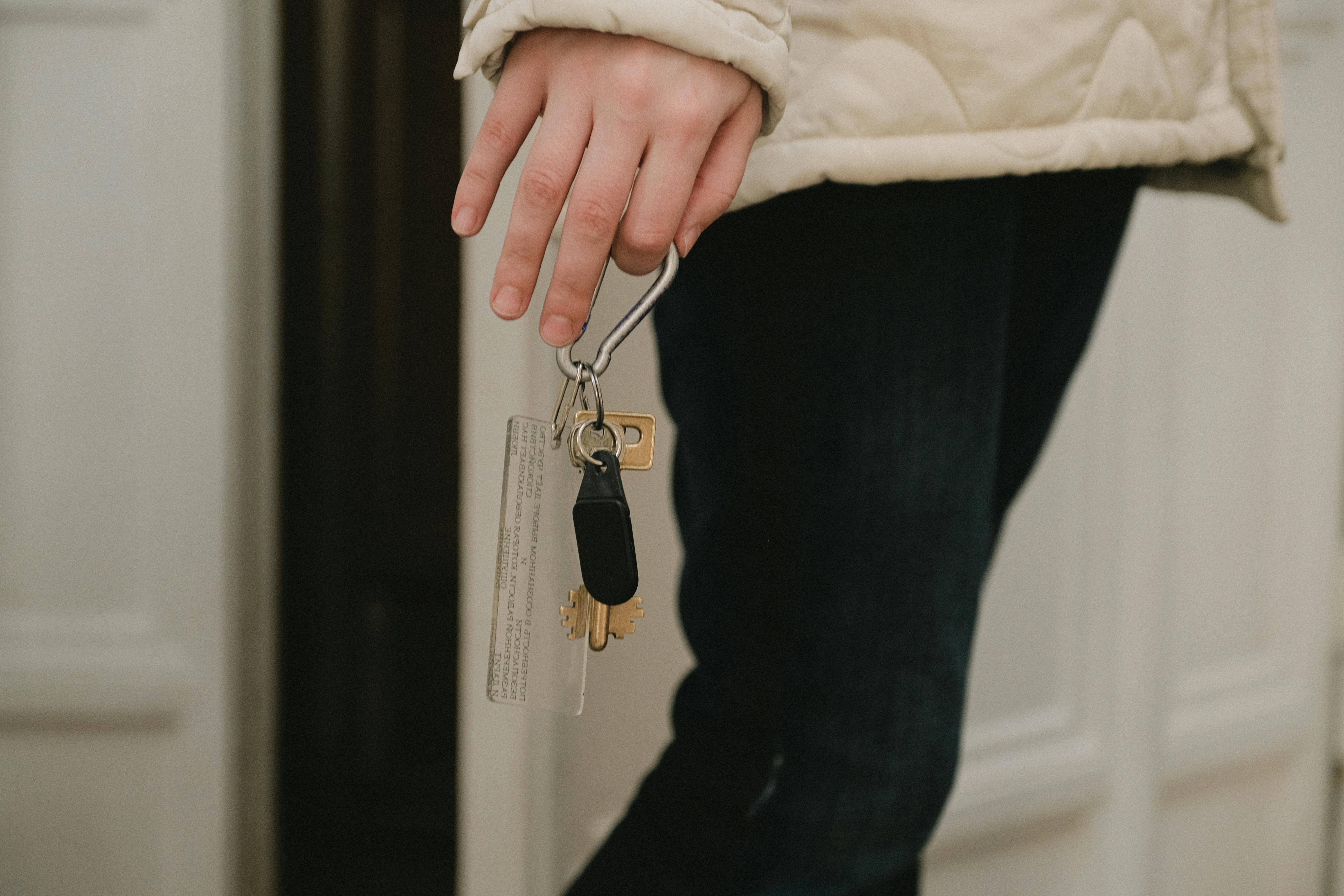 Une personne tenant des clés | Source : Pexels