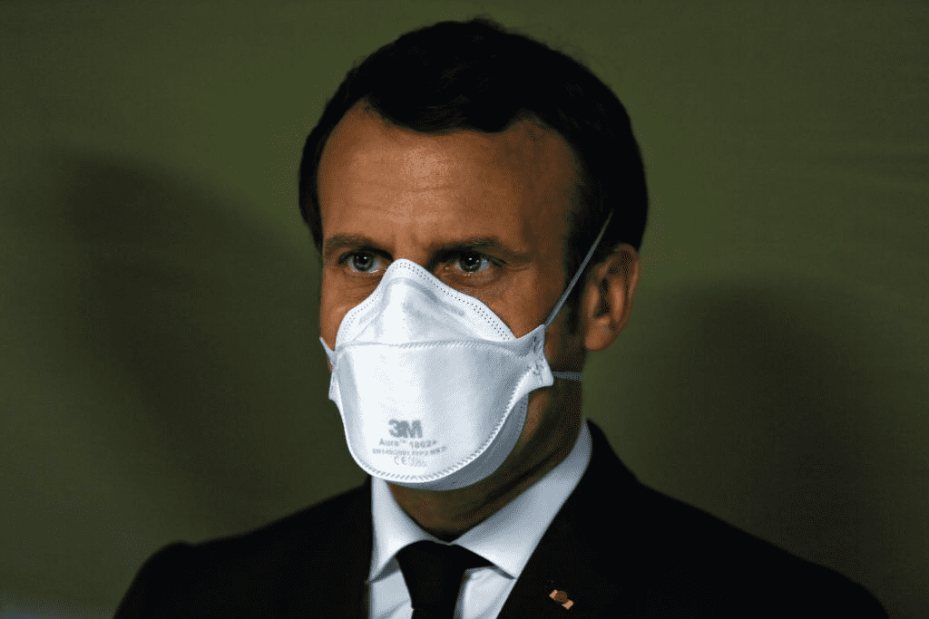 Le président Français Emmanuel Macron porte un masque facial lors de la visite de l'hôpital militaire de campagne devant l'hôpital Emile Muller à Mulhouse, dans l'est de la France, le 25 mars 2020. | Photo : Getty Images