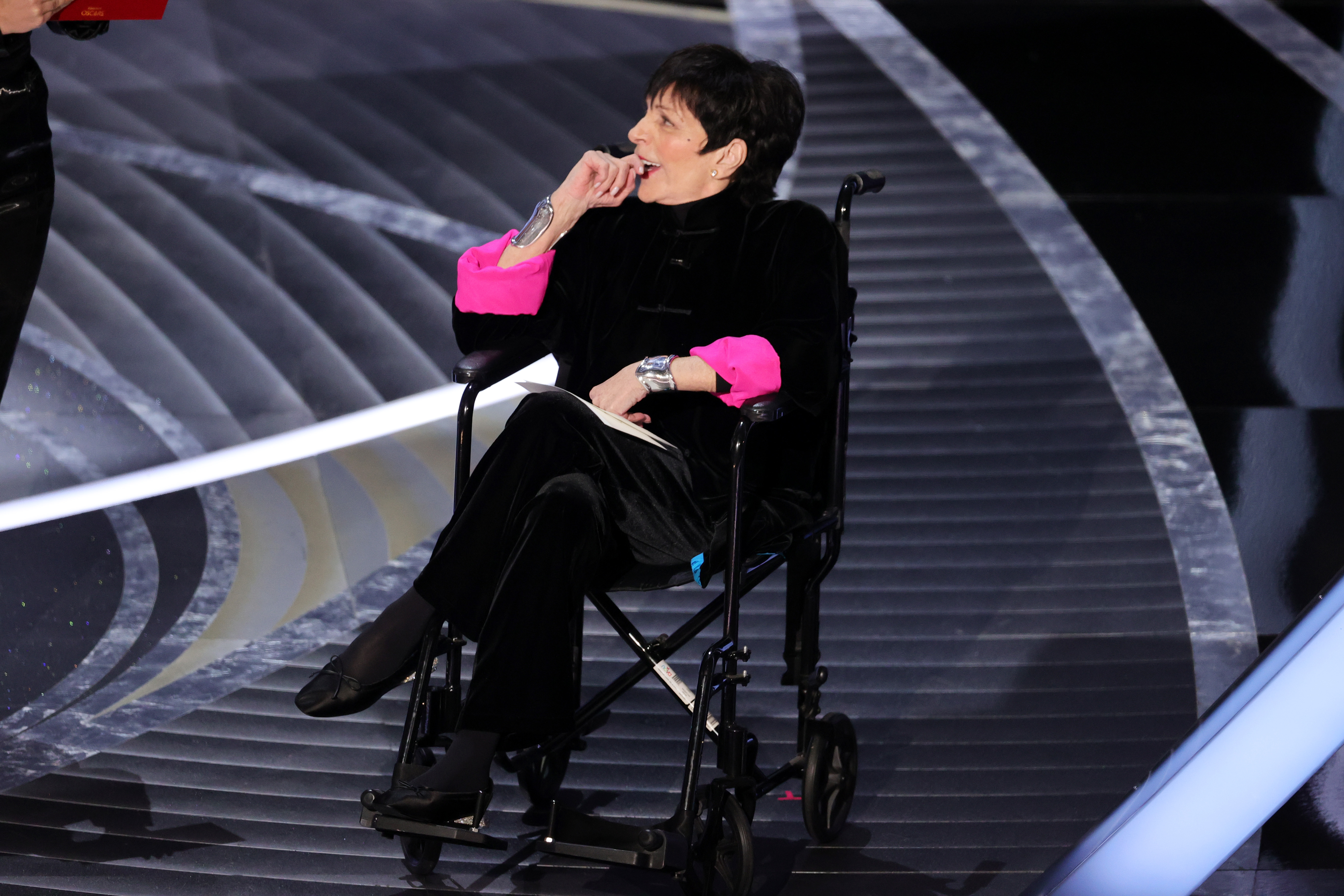 Liza Minnelli en fauteuil roulant lors de la 94e cérémonie annuelle des Oscars au Dolby Theatre, le 27 mars 2022, à Hollywood, en Californie. | Source : Getty Images