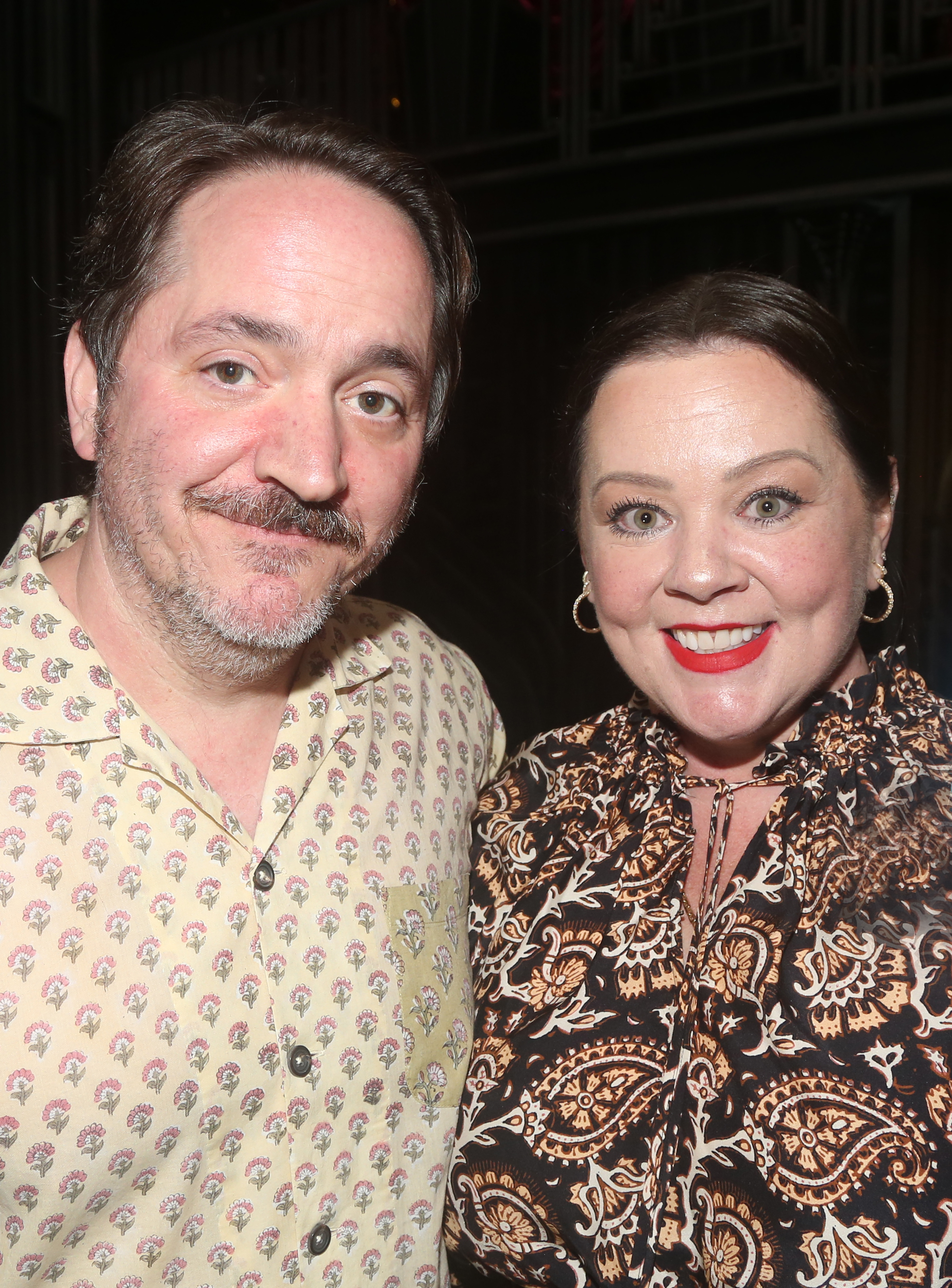 Ben Falcone et Melissa McCarthy posent dans les coulisses de la comédie musicale de Broadway "Some Like it Hot !" le 9 juillet 2023 à New York. | Source : Getty Images