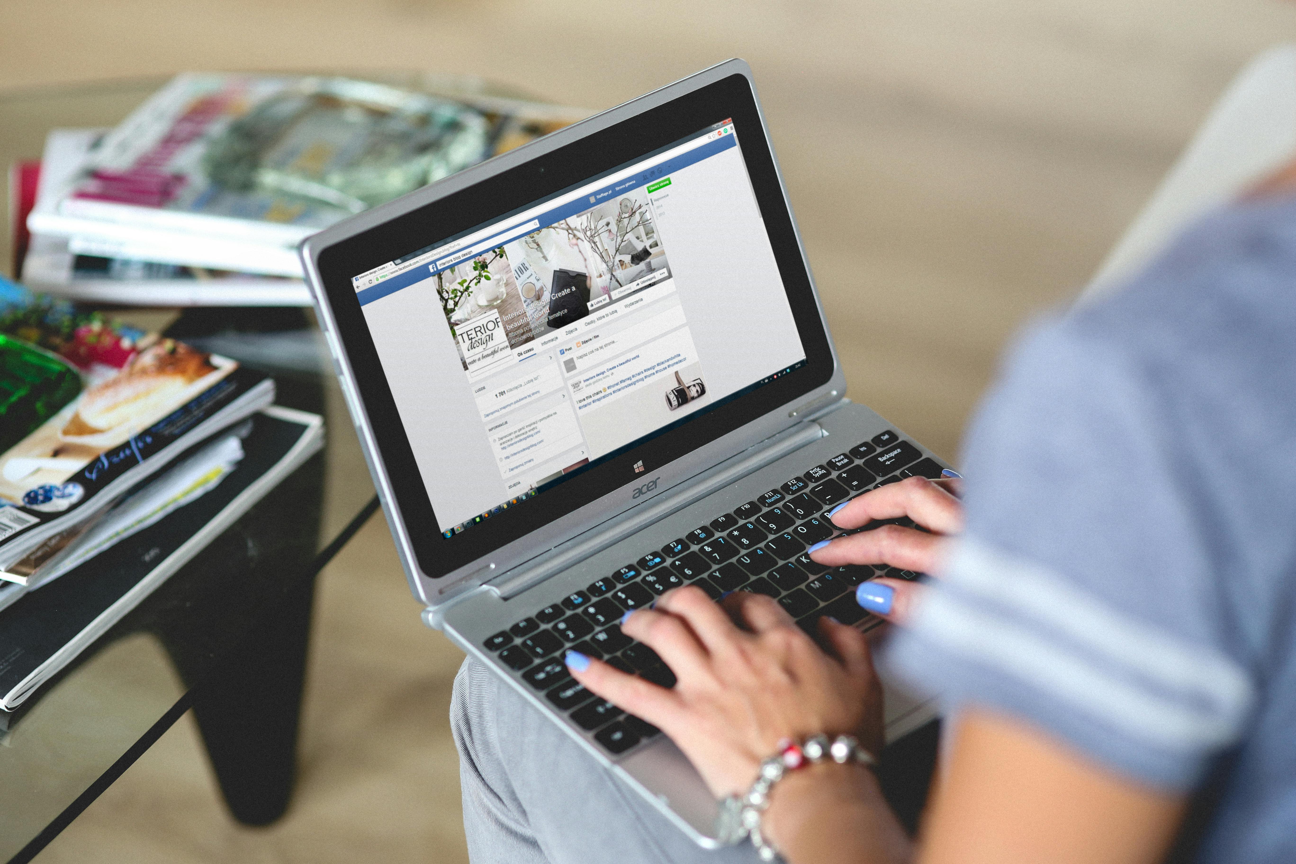 Une femme utilisant Facebook sur son ordinateur portable | Source : Pexels