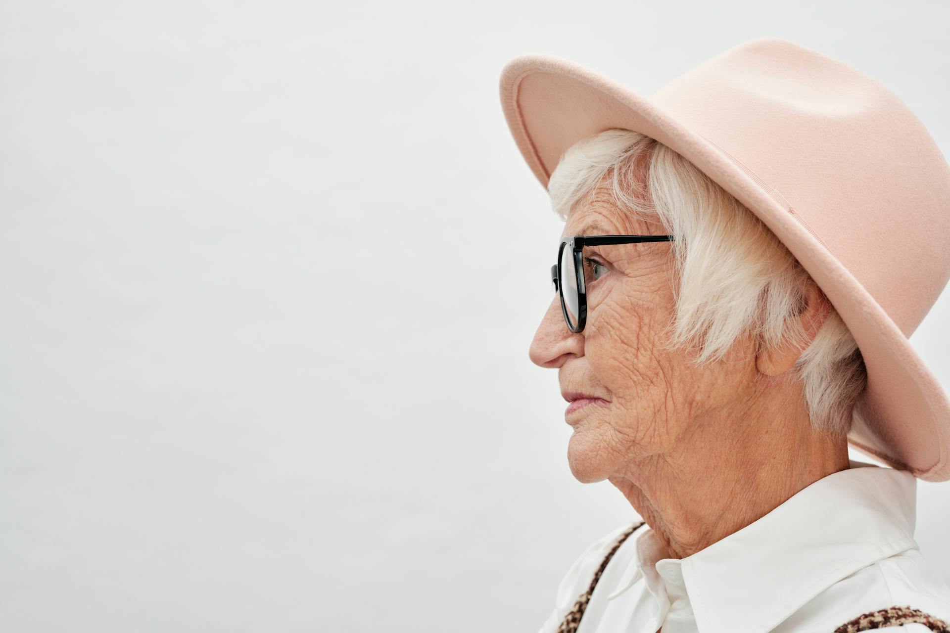 Une femme qui fixe quelqu'un | Source : Pexels