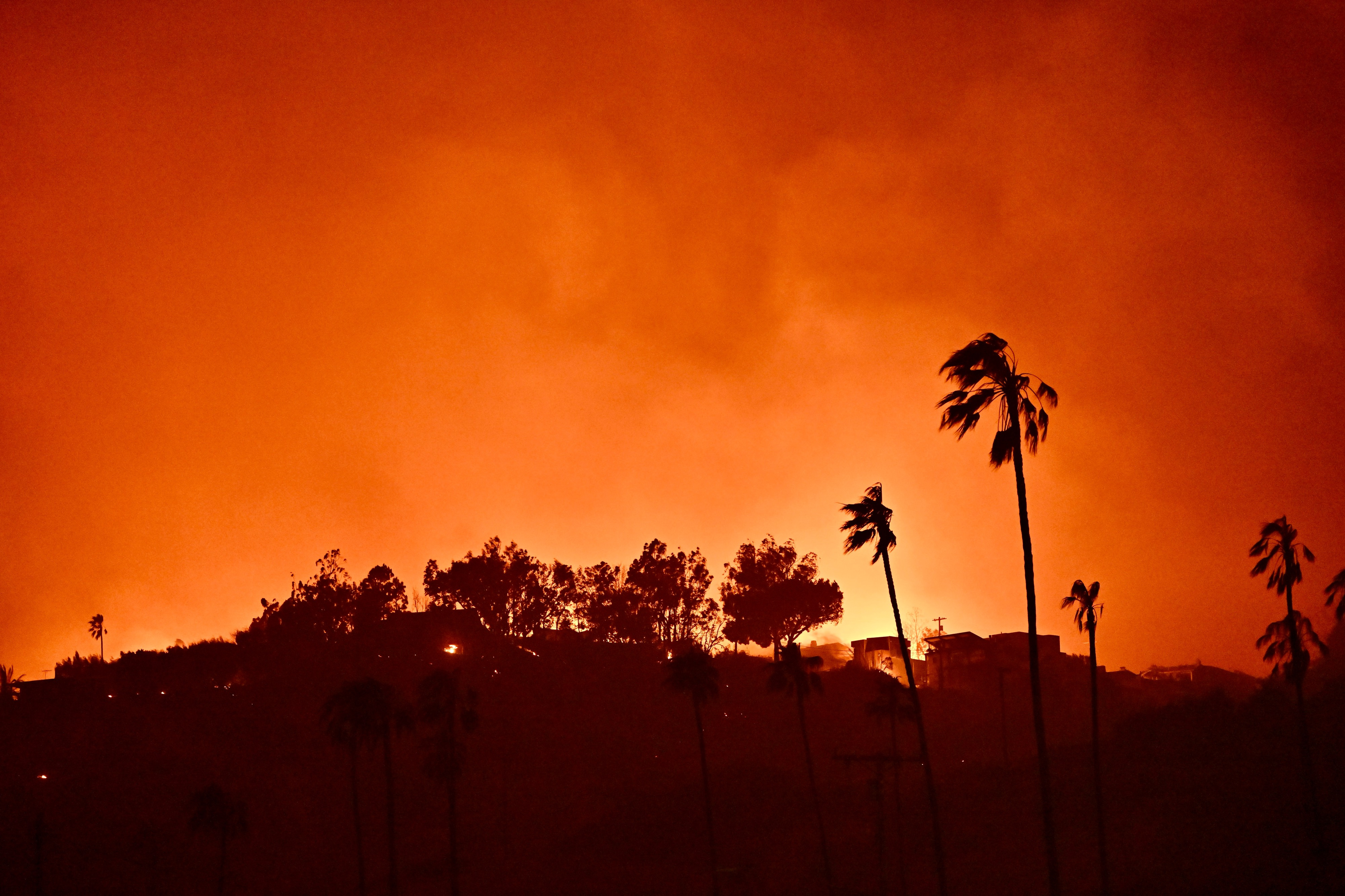 Des maisons brûlent pendant l'incendie de Palisades, mercredi 8 janvier 2025, à Pacific Palisades, en Californie | Source : Getty Images