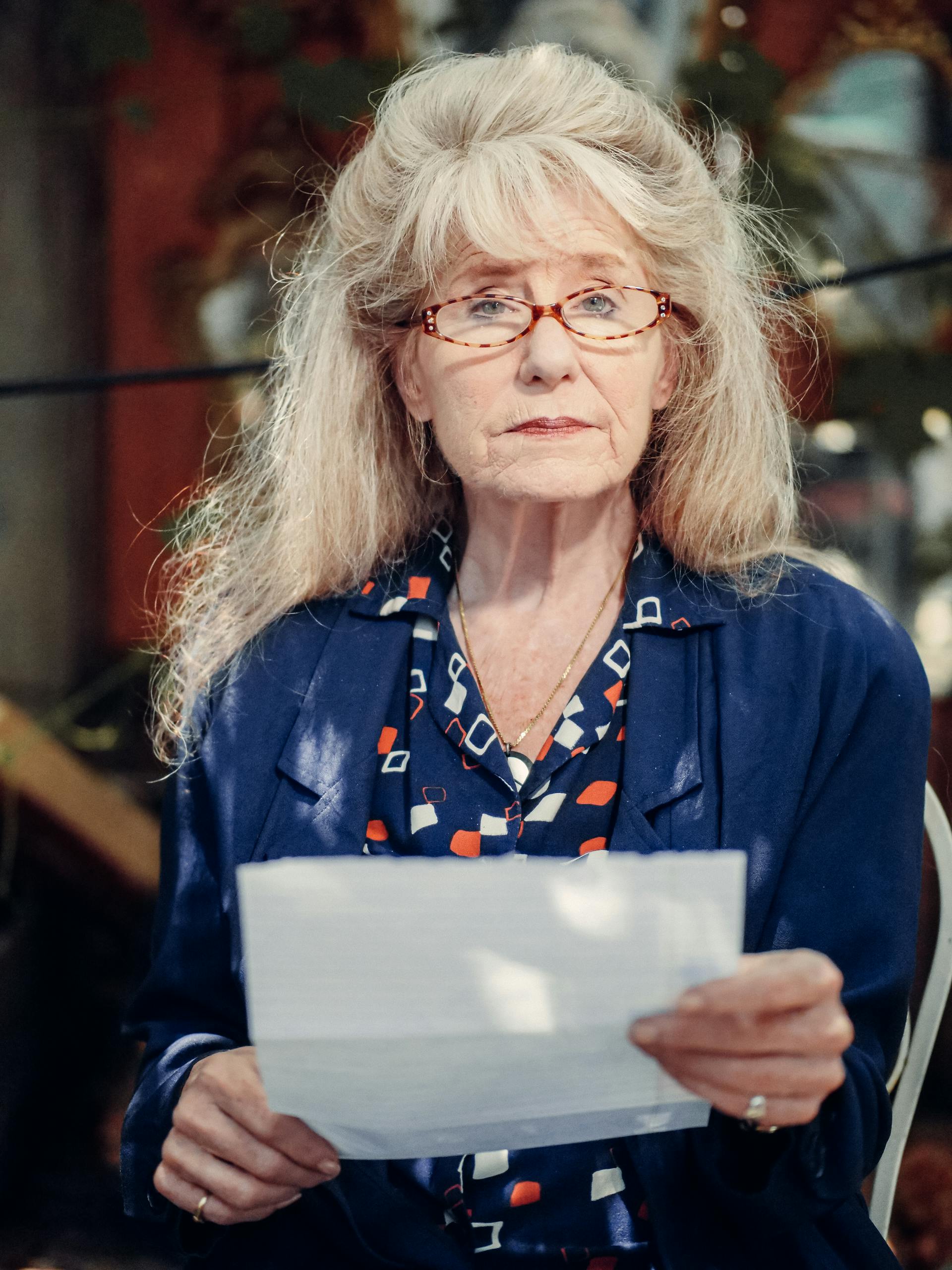 Une femme tenant un morceau de papier | Source : Pexels