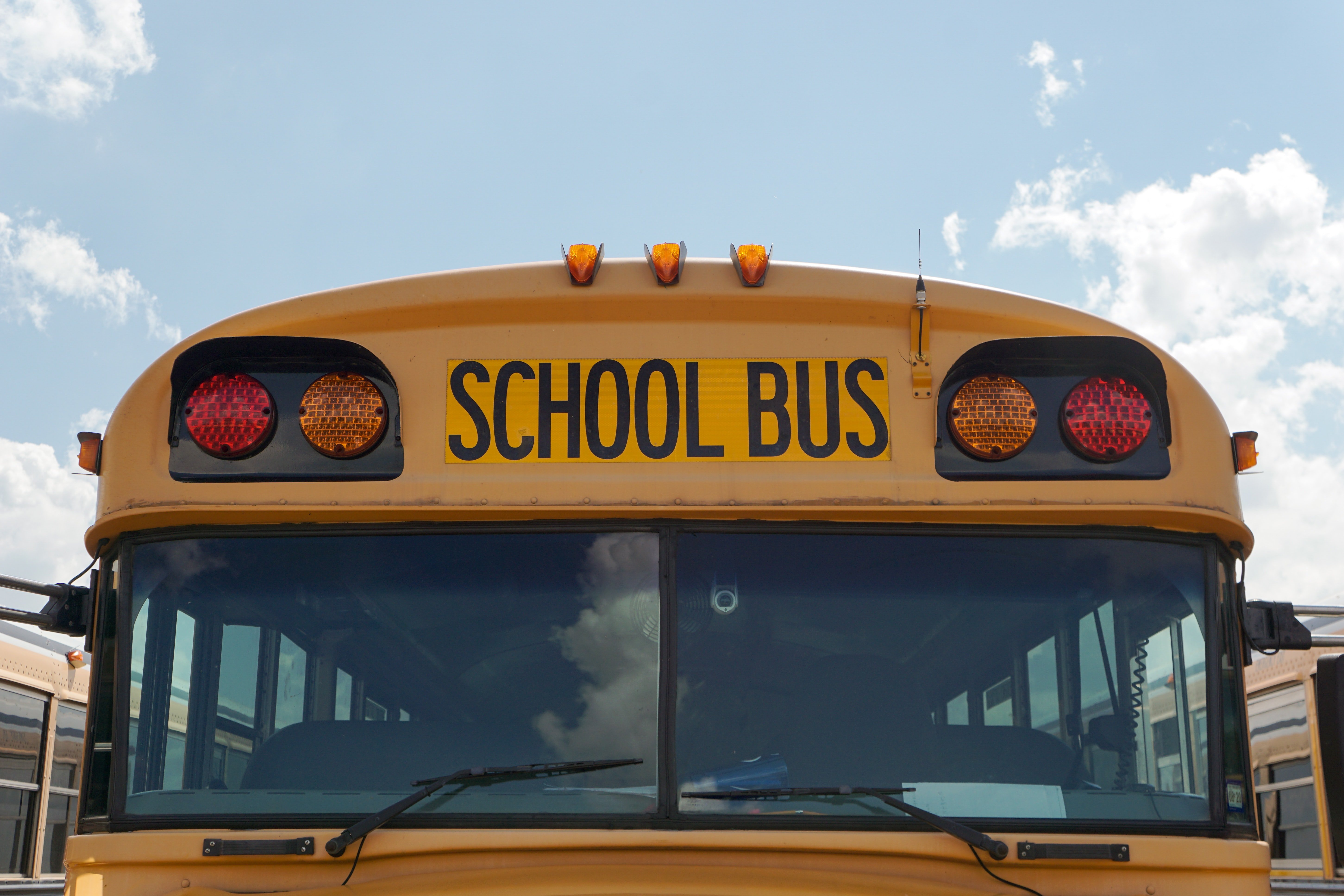 Justin a commencé à prendre le bus scolaire. | Source : Unsplash
