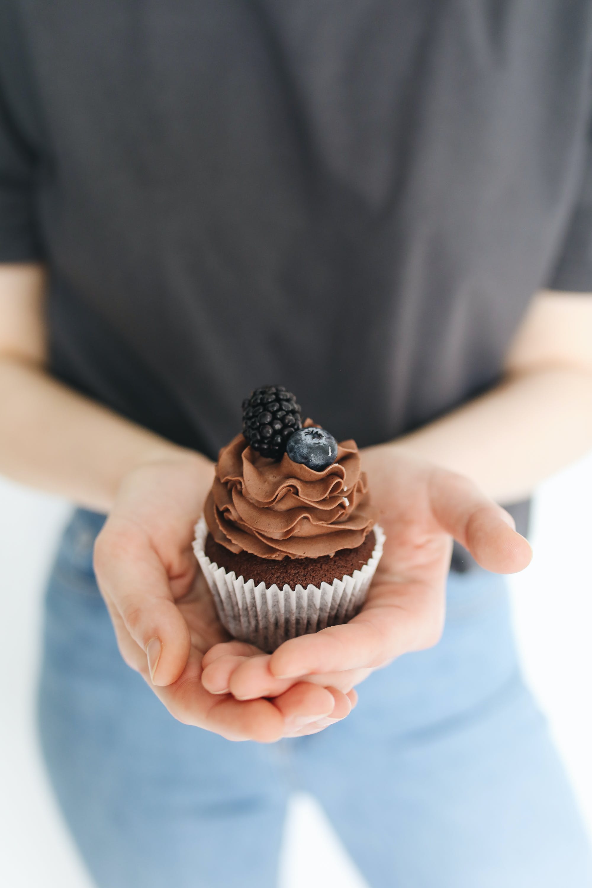 Une personne tenant un petit gâteau au chocolat. | Source : Pexels