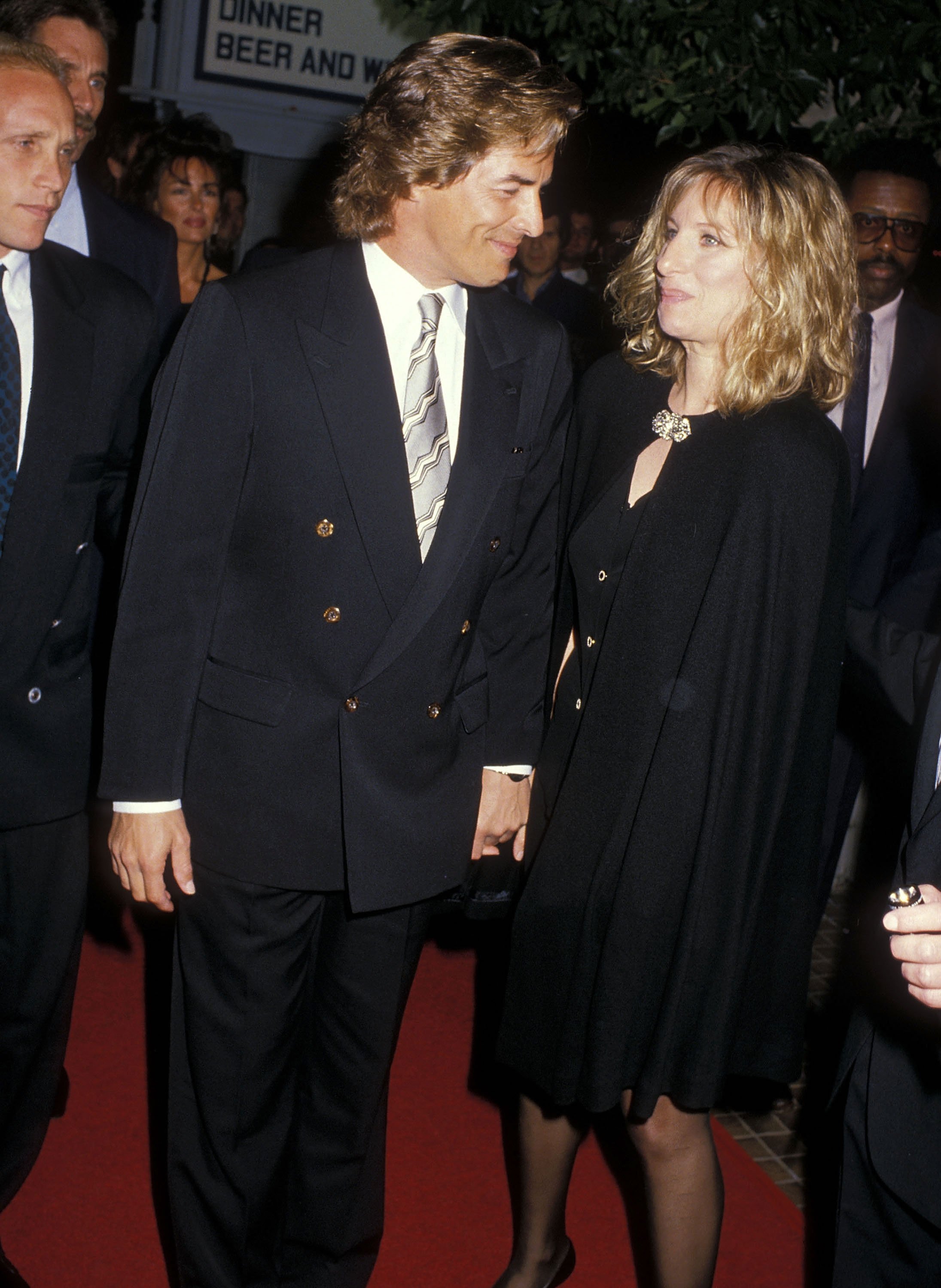L'acteur Don Johnson et Barbra Streisand assistent à la première de "Sweet Hearts Dance" à Westwood au Avco Centre Cinemas à Westwood le 18 septembre 1988. | Source : Getty Images