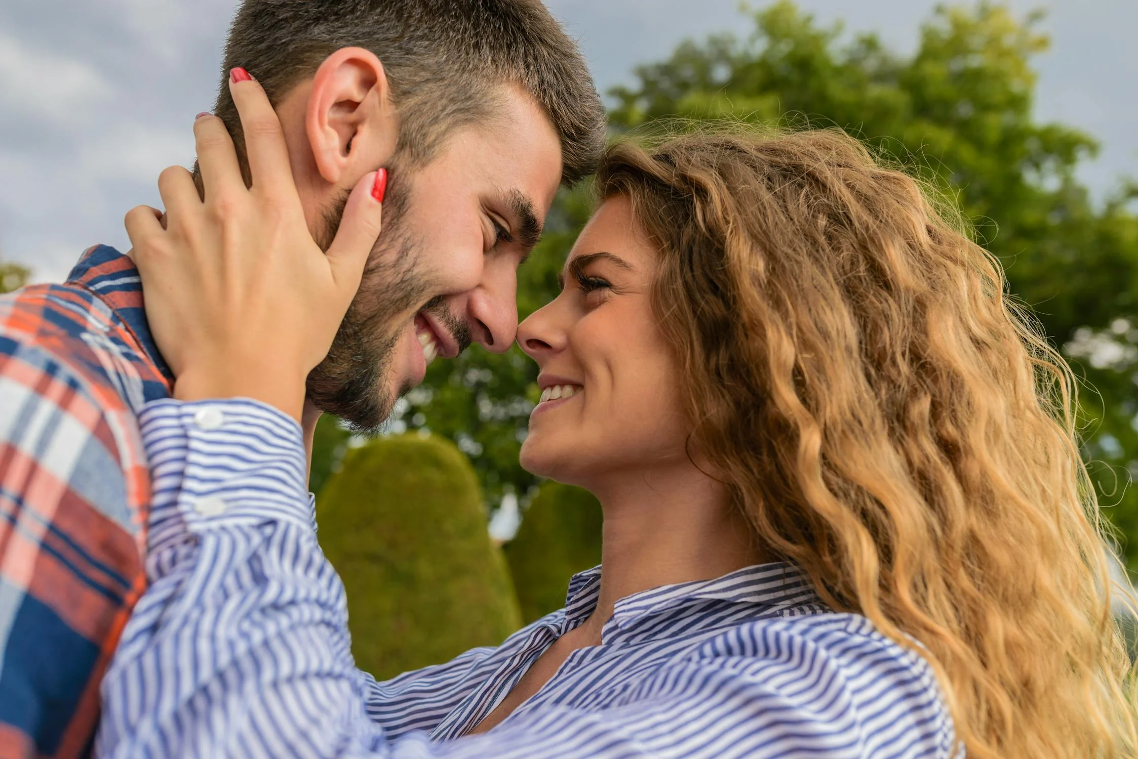 Un couple heureux qui se regarde | Source : Pexels