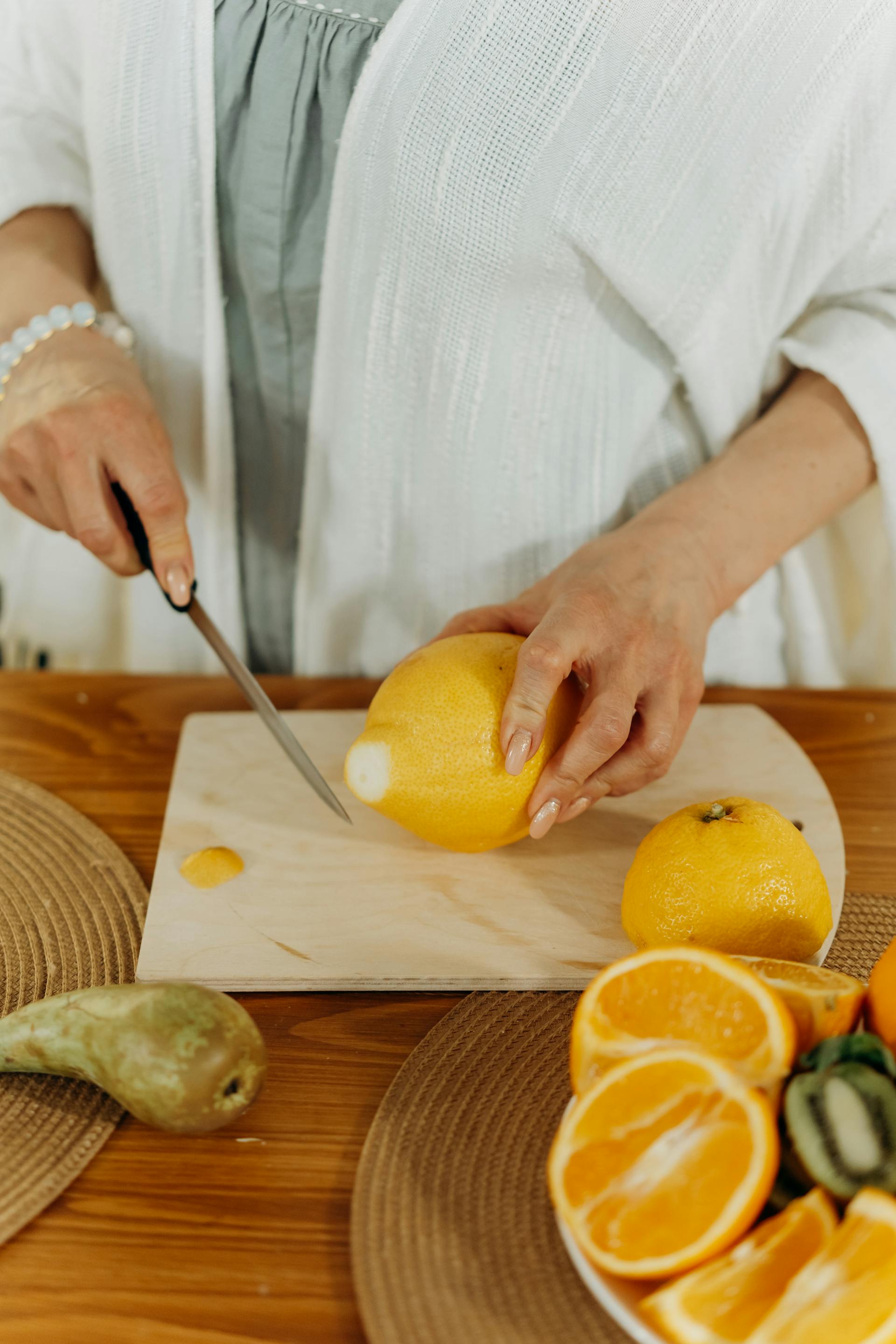 Une personne coupant des oranges | Source : Pexels