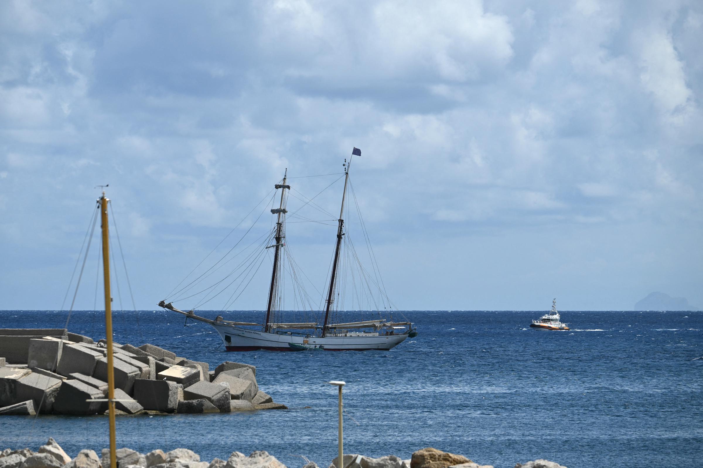 Une photo d'un autre bateau nommé Sir Robert Baden Powell au même endroit où le super-voilier Bayesian a coulé à Porticello près de Palerme, prise le 20 août 2024 | Source : Getty Images