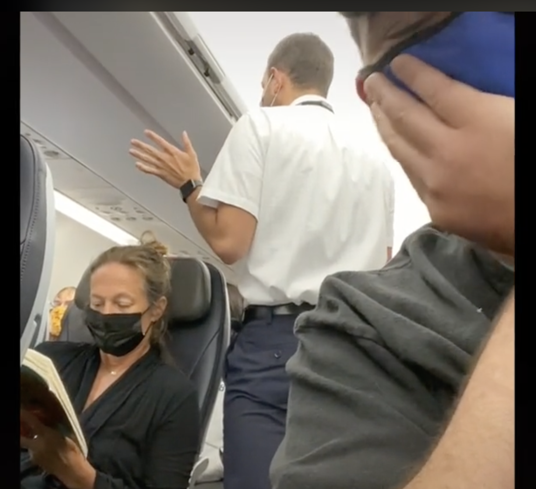 L'une des agents de bord est vue en train de parler à un passager apparemment indiscipliné en plein vol. | Source : tiktok.com/@brentunderwood