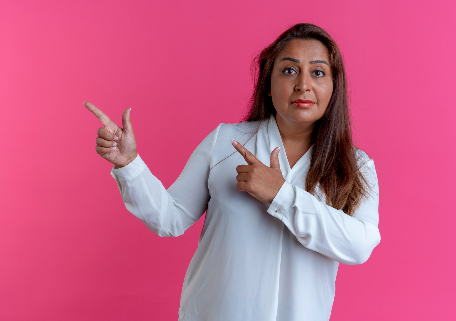 Une femme faisant des gestes avec ses mains | Source : Freepik
