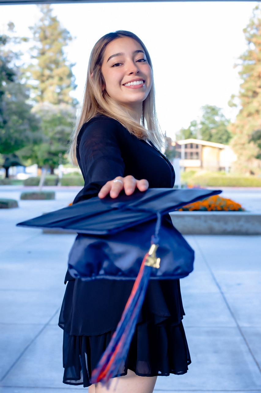 Une jeune fille heureuse célébrant sa remise de diplôme | Source : Pixabay