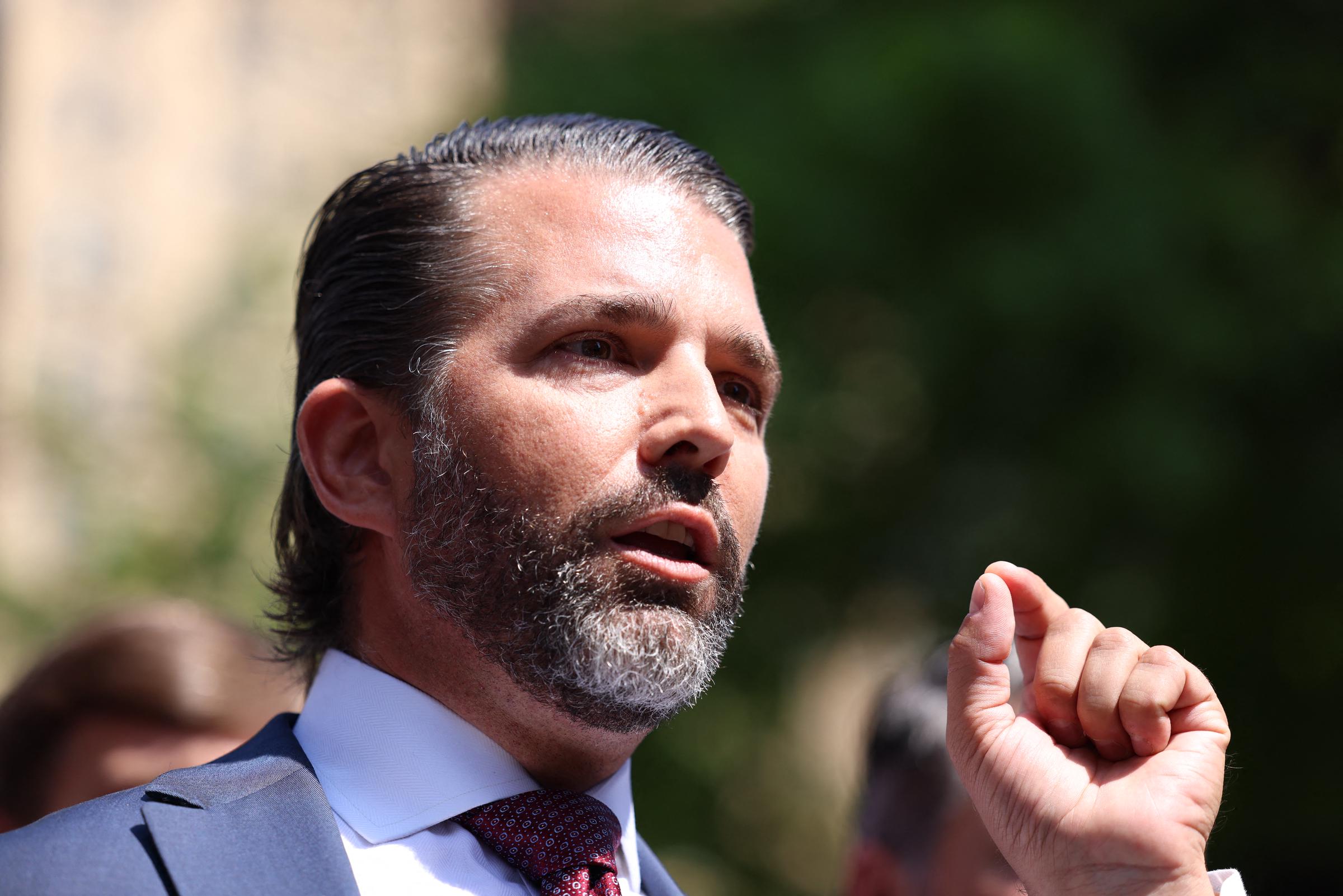 Donald Trump Jr. s'adressant aux médias à l'extérieur du tribunal pénal de Manhattan, à New York, le 21 mai 2024. | Source : Getty Images
