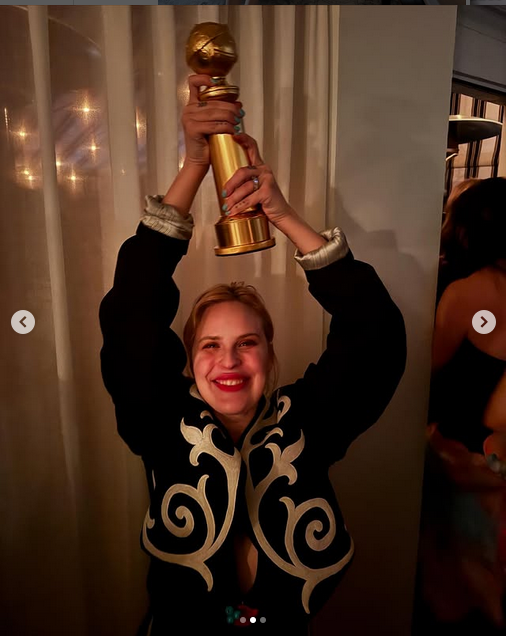 Tallulah Willis pose avec le trophée de Demi Moore après la victoire de sa mère aux Golden Globe Awards 2025, d'après un post daté du 5 janvier 2025 | Source : Instagram/buuski