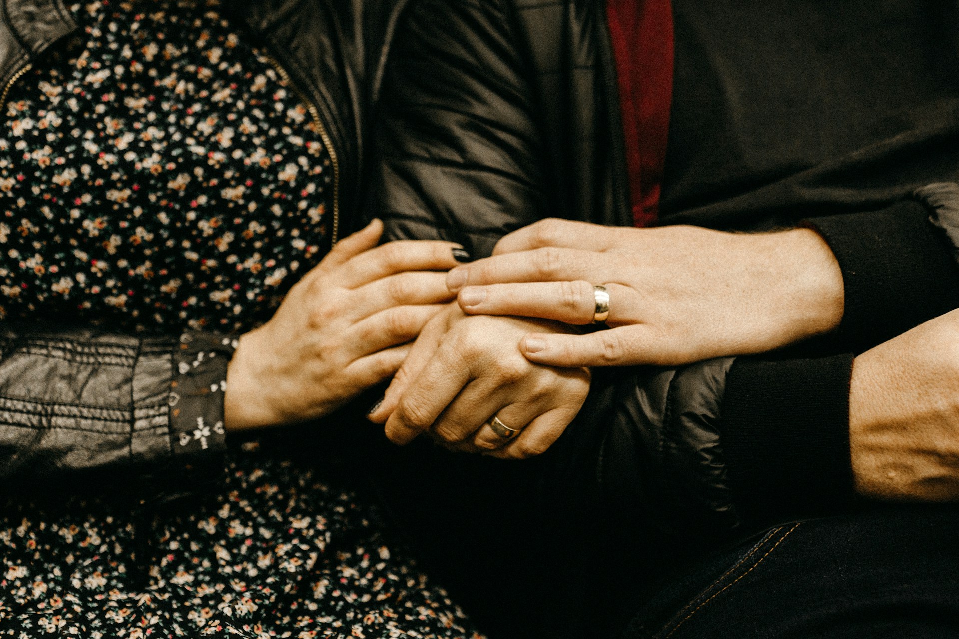 Gros plan sur un homme qui réconforte son partenaire | Source : Unsplash