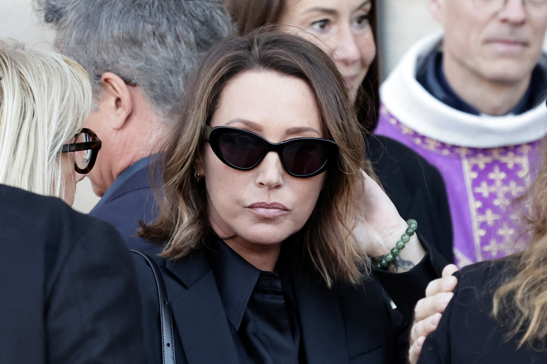 L'actrice française Laura Smet arrive pour assister aux funérailles de sa mère, l'actrice française Nathalie Baye, à l'église Saint-Sulpice à Paris, le 24 avril 2026. La grande actrice française Nathalie Baye est décédée à Paris le 17 avril 2026, à l'âge de 77 ans I Source : Getty Images