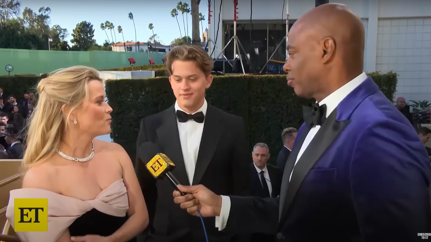 Reese Witherspoon et Deacon Phillippe discutent avec Kevin Frazier d'ET lors des Golden Globes, posté le 8 janvier 2024 | Source : YouTube/Entertainment Tonight