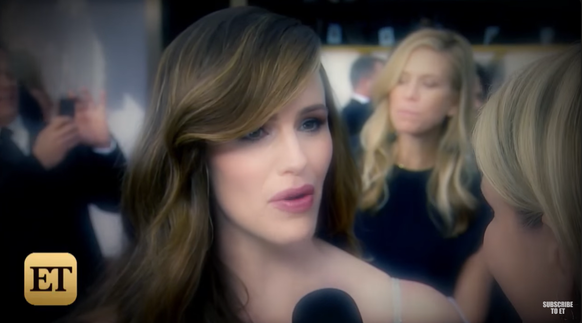 Capture d'écran de Jennifer Garner interviewée par un journaliste. | Source : YouTube/EntertainmentTonight