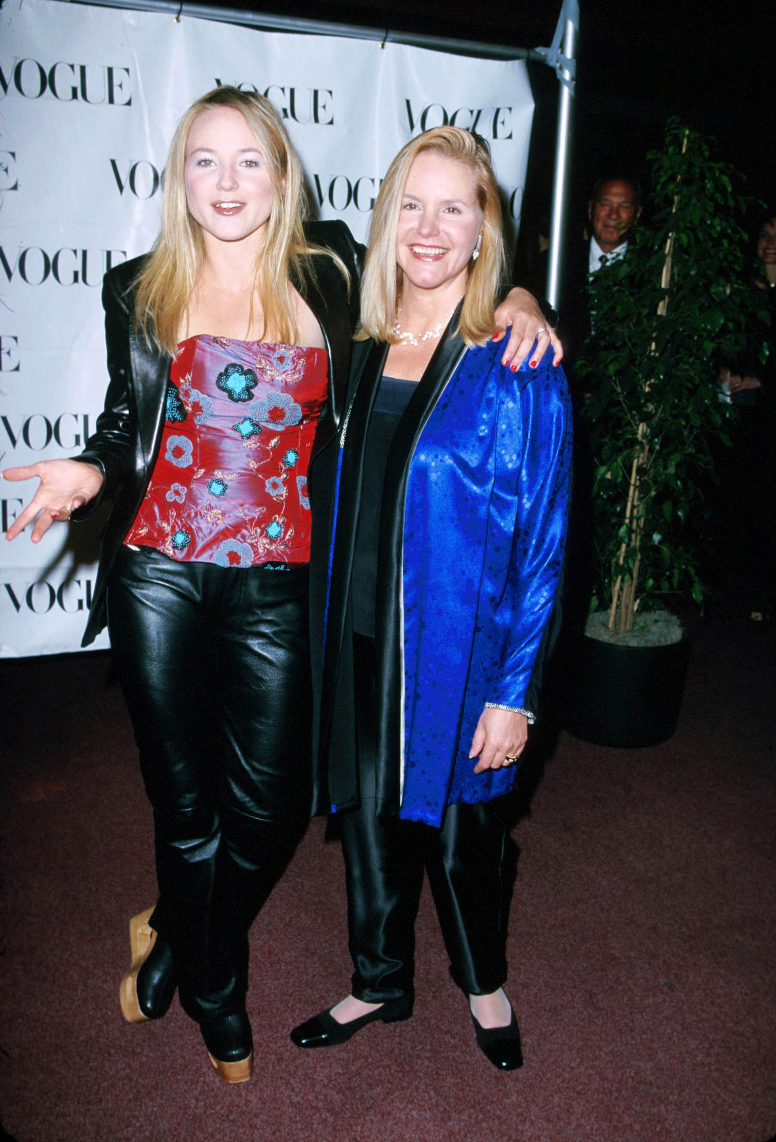 Jewel et Lenedra Caroll lors de la conférence de presse pour Higher Ground for Humanity à Hollywood, Californie, le 25 avril 1999. | Source : Getty Images