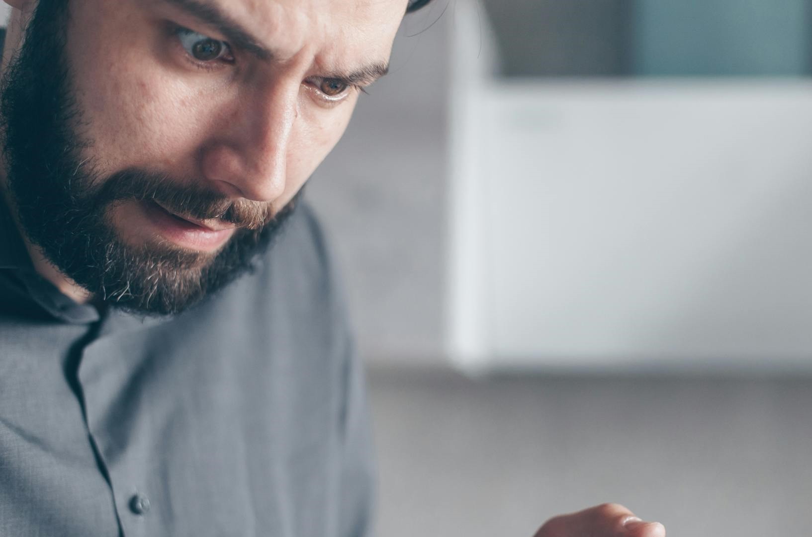 Un homme choqué qui regarde vers le bas | Source : Pexels