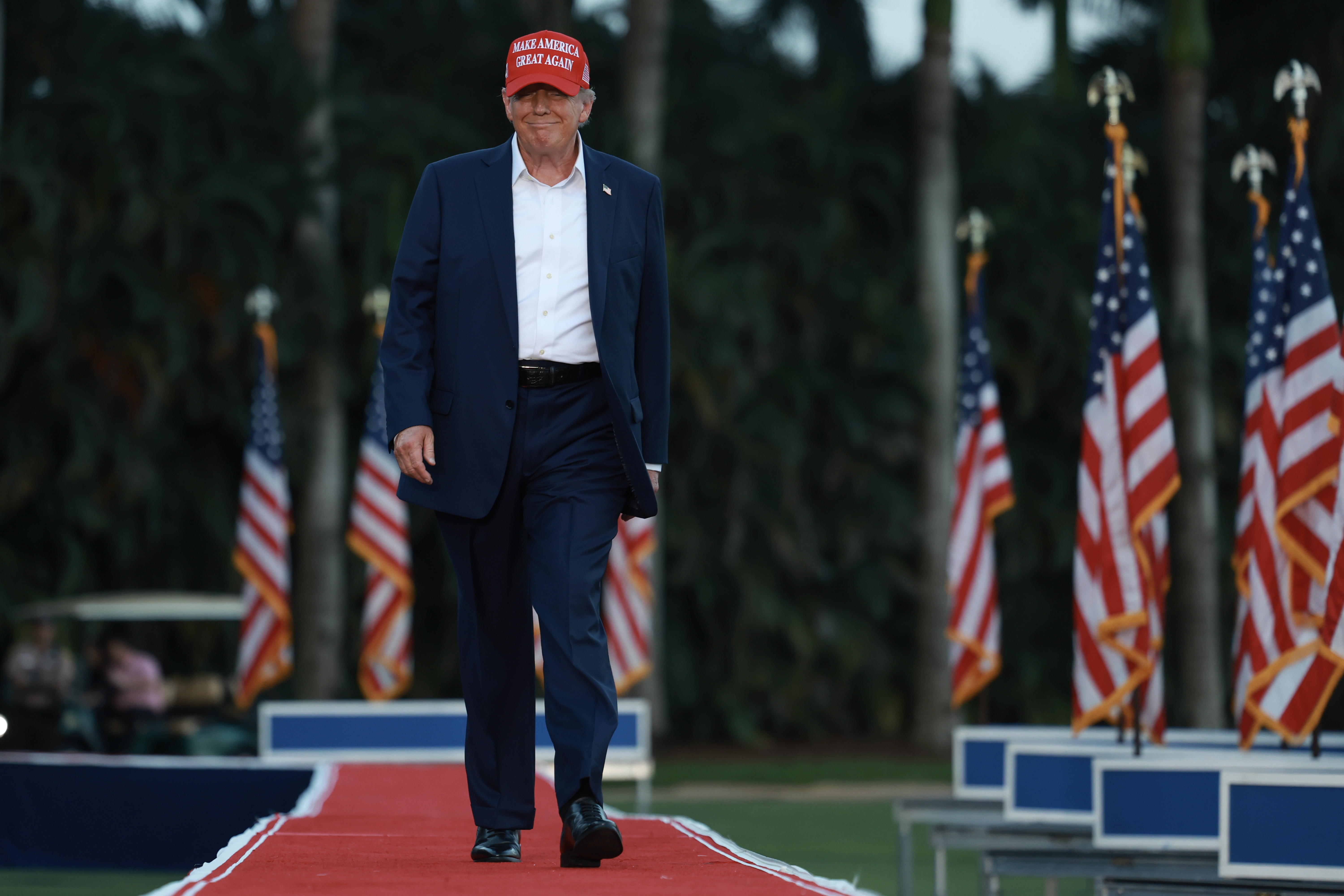 Donald Trump arrive pour son meeting de campagne au Trump National Doral Golf Club à Doral, en Floride, le 9 juillet 2024 | Source : Getty Images