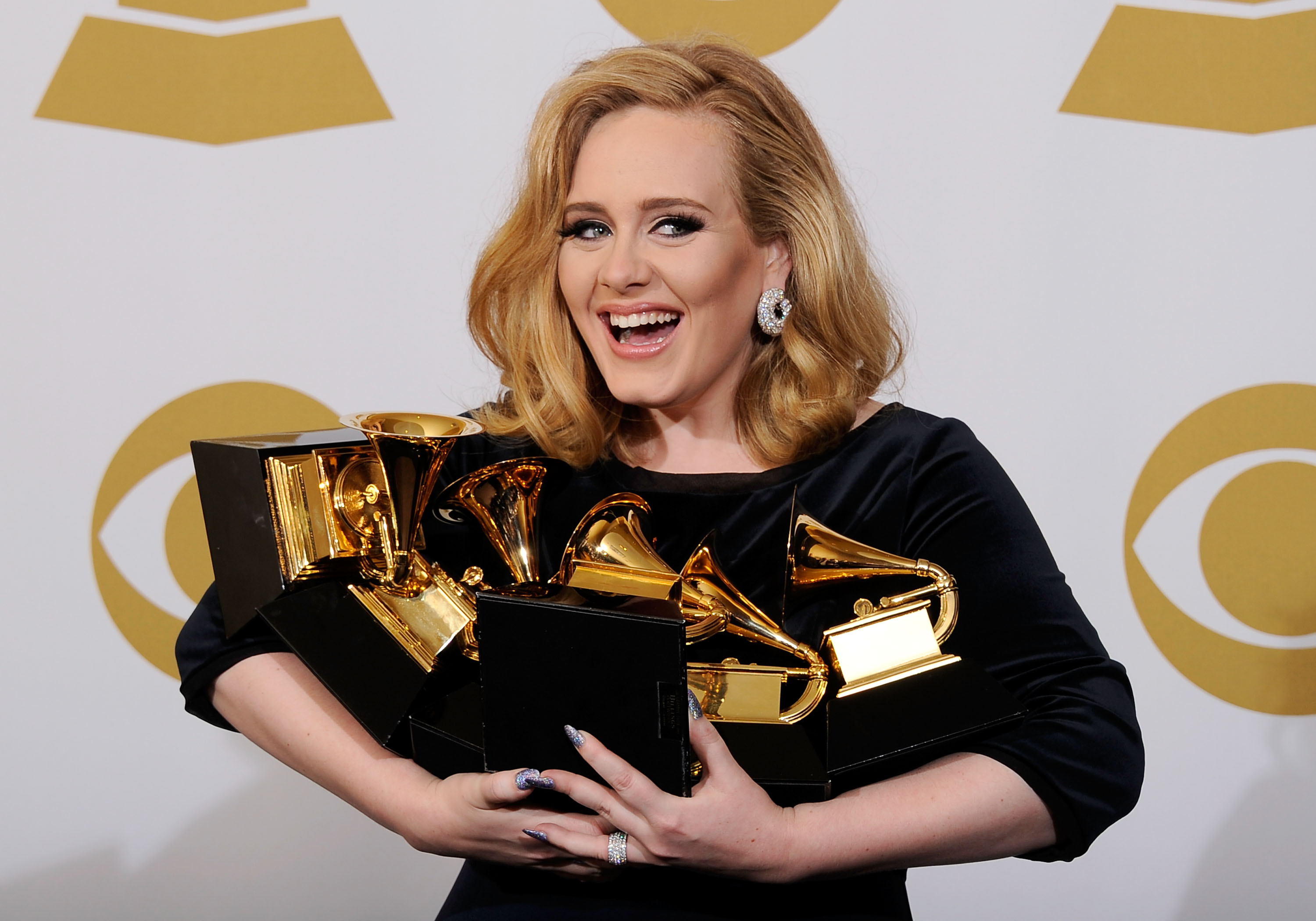 La chanteuse Adele, lauréate du Grammy de l'enregistrement de l'année, pose dans la salle de presse lors de la 54e cérémonie annuelle des Grammy Awards au Staples Center le 12 février 2012 à Los Angeles, en Californie. | Source : Getty Images