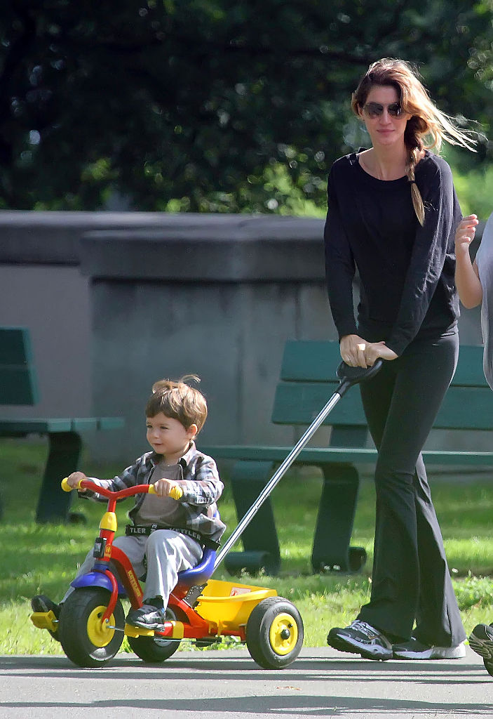 Gisele Bundchen et son fils Benjamin sont vus le 09 juin 2012 à Boston, dans le Massachusetts. (Photo by Stickman/Bauer-Griffin/GC Images)