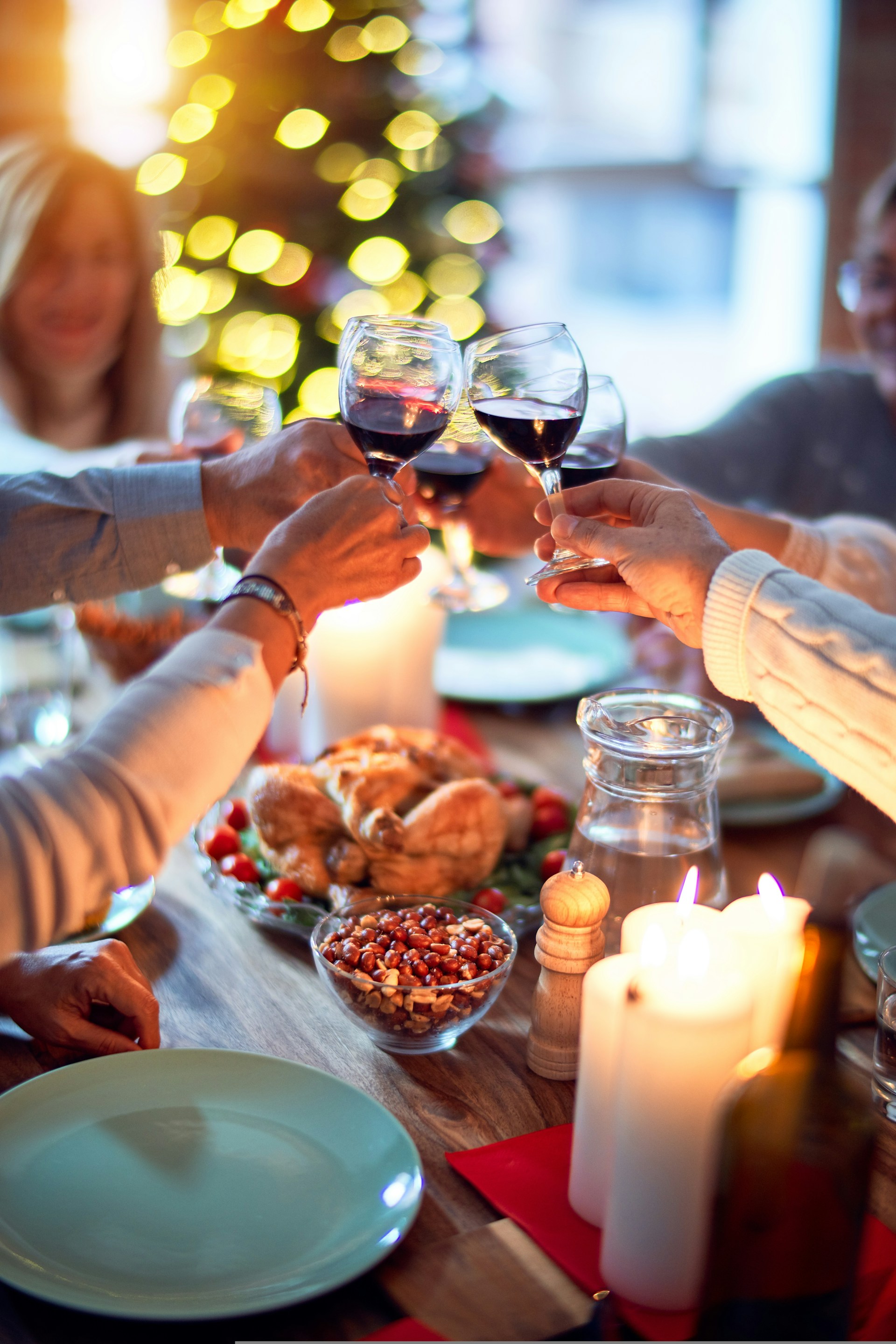 Des gens qui portent un toast pendant le dîner de Thanksgiving | Source : Unsplash