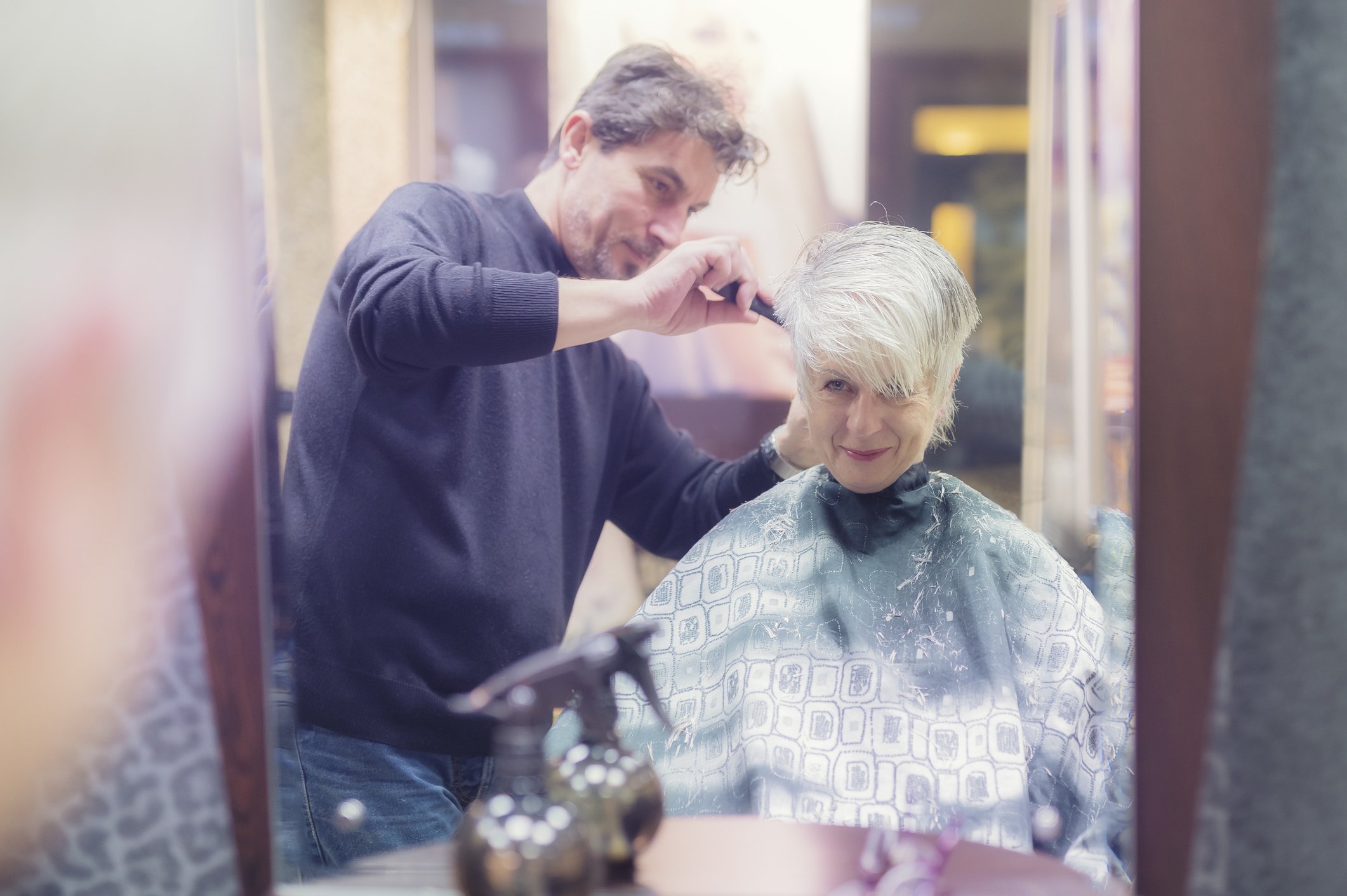 Une femme dans un salon de coiffure | Source : Getty Images