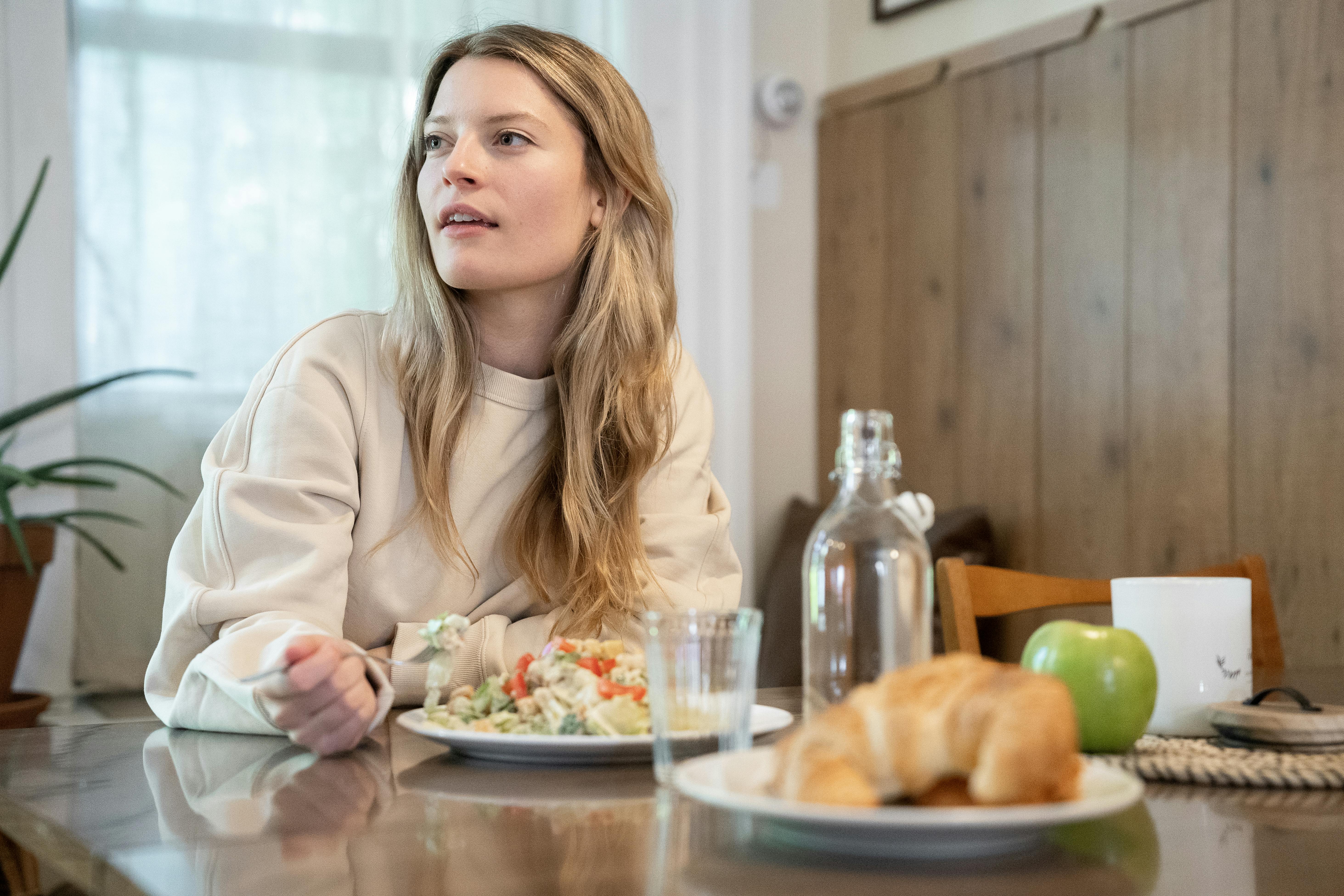 Une femme confuse en train de prendre un repas | Source : Pexels