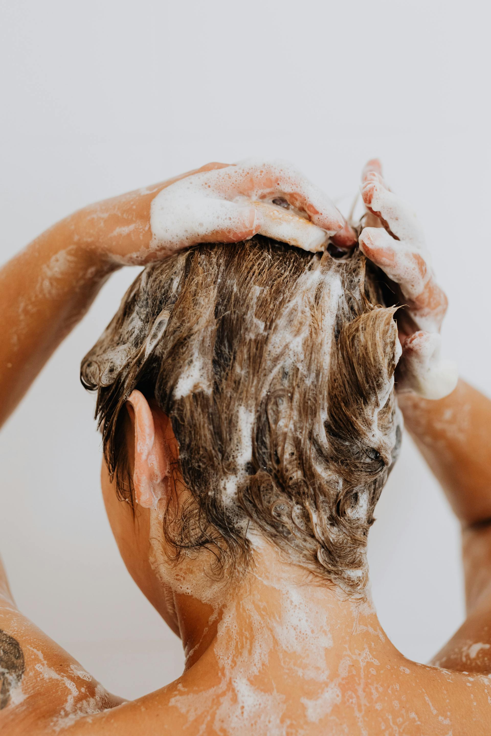 Une femme qui se lave les cheveux | Source : Pexels