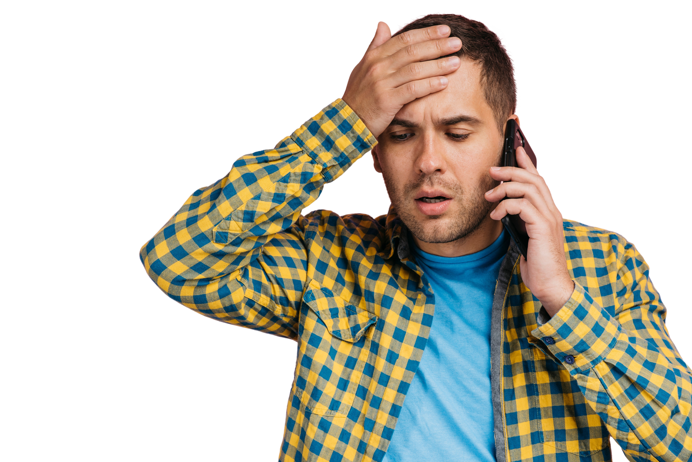 Un homme anxieux qui parle au téléphone | Source : Freepik