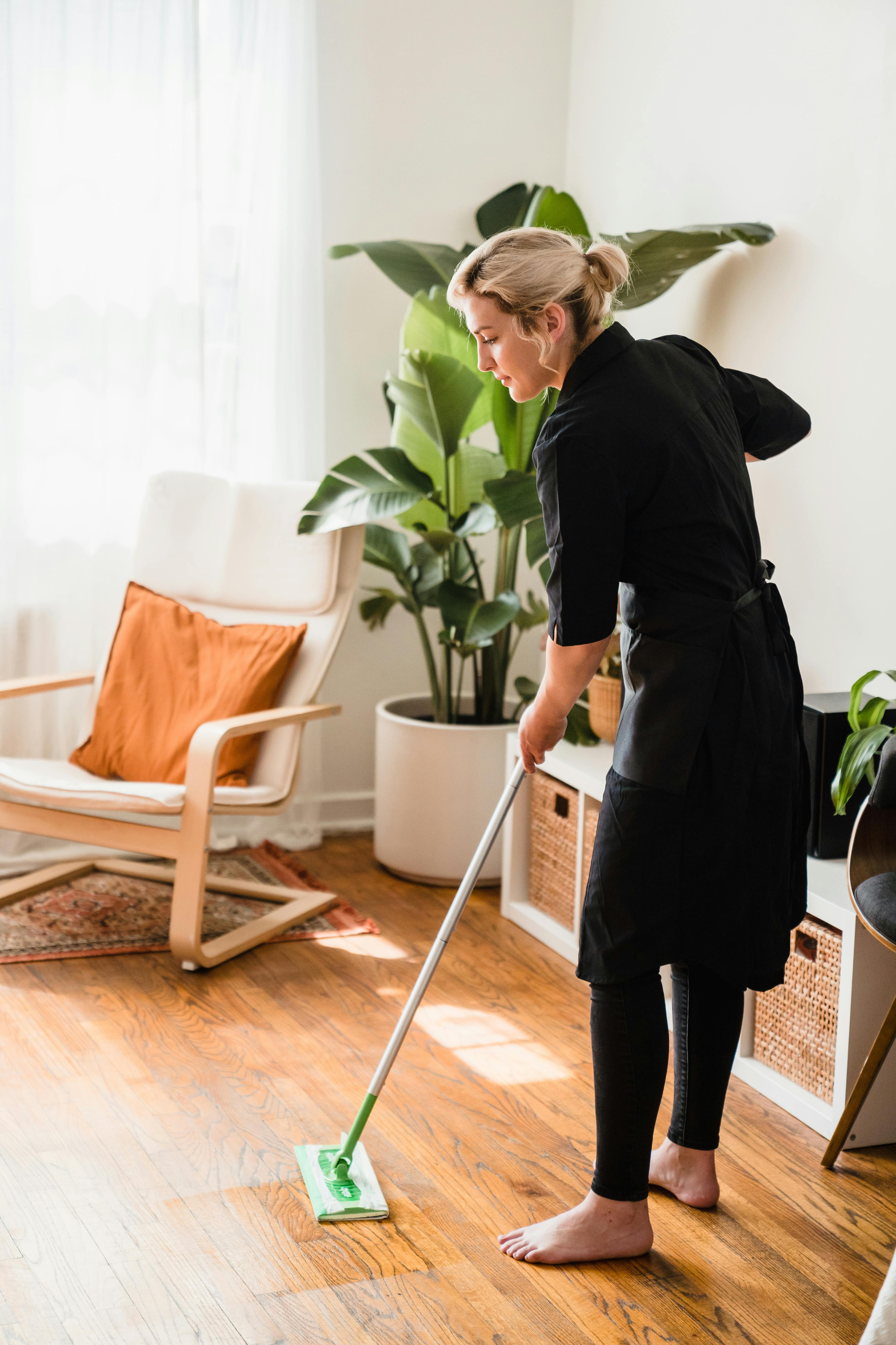 Une femme qui nettoie la maison | Source : Pexels