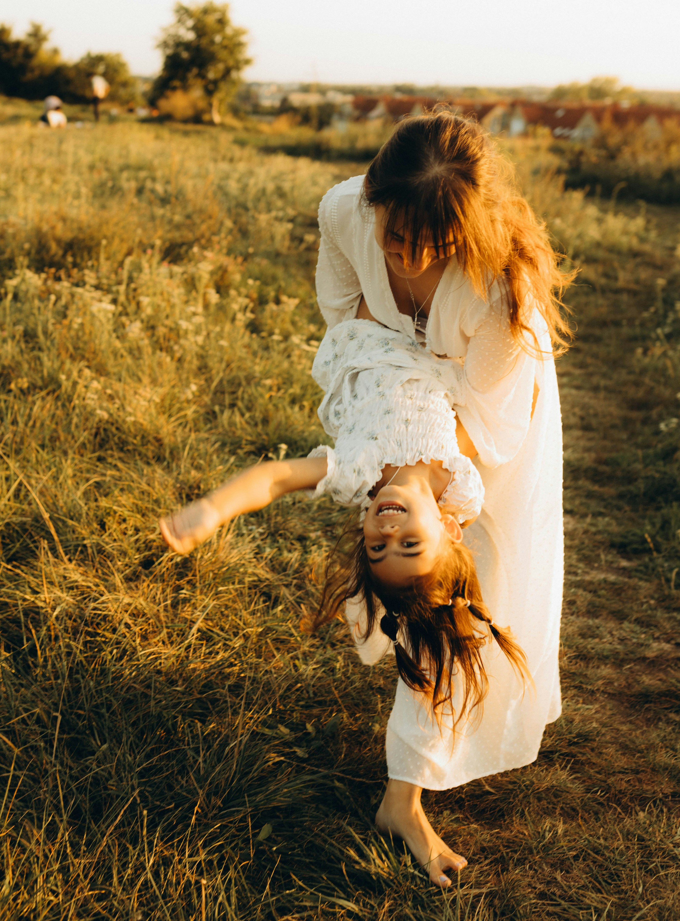 Une mère s'amusant avec sa fille | Source : Unsplash