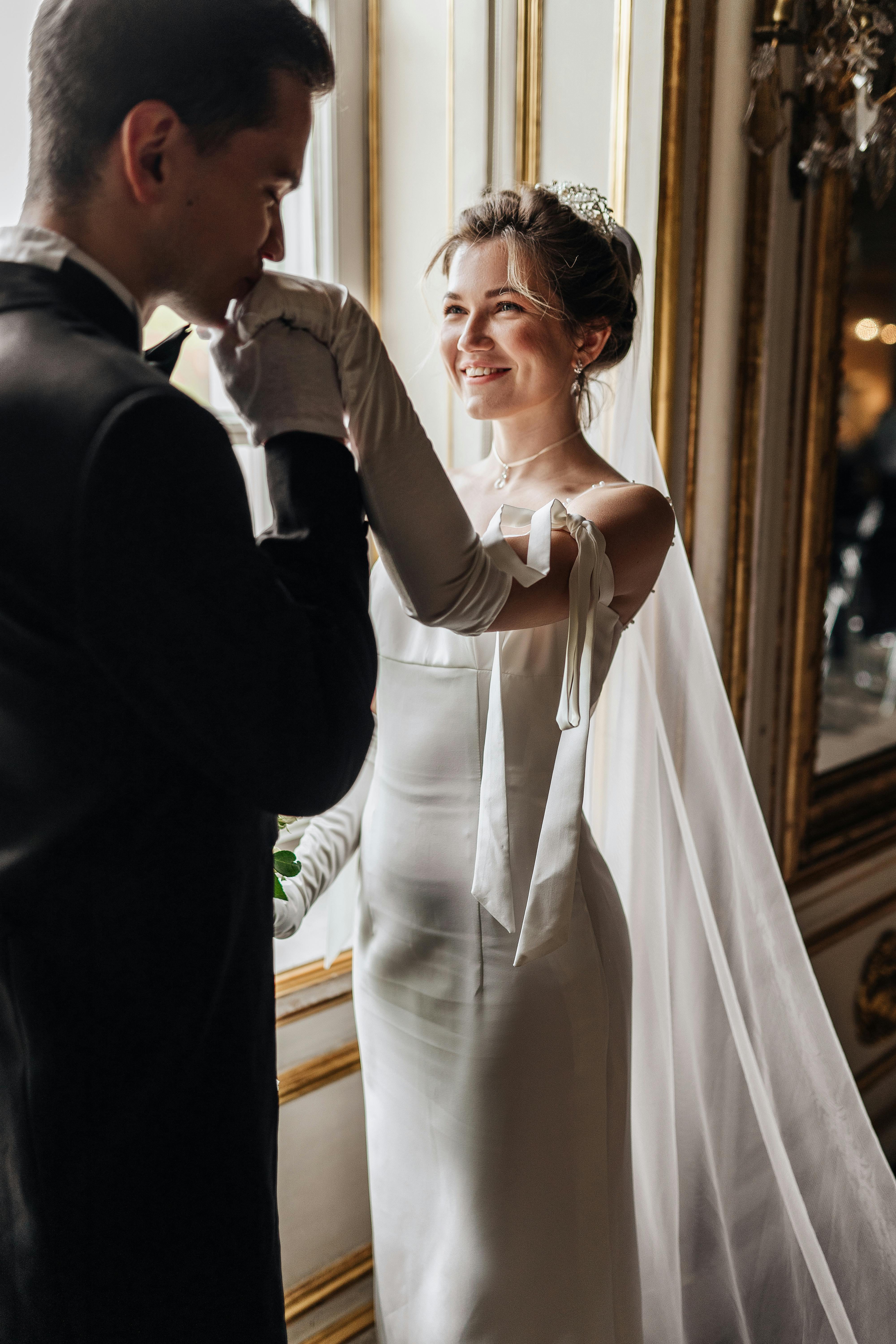 Une mariée et un marié se préparent pour leur mariage | Source : Pexels