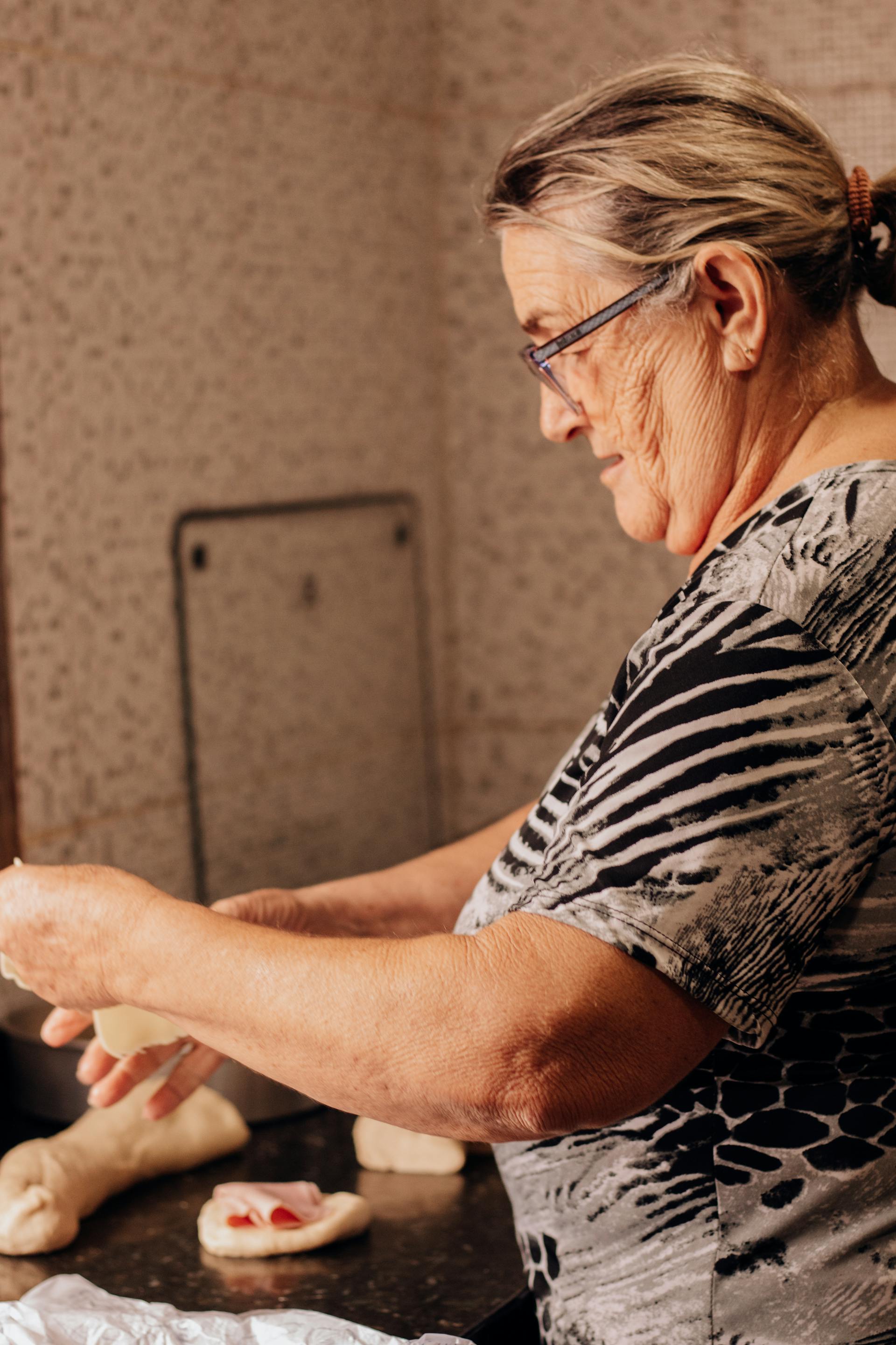 Une femme âgée qui fait de la pâtisserie | Source : Pexels