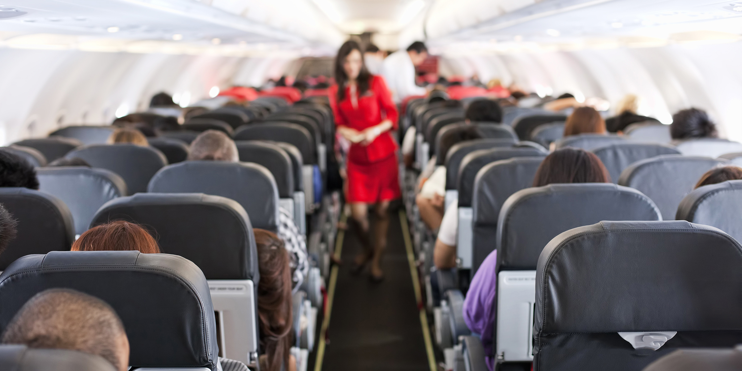Des gens dans un avion | Source : Getty Images