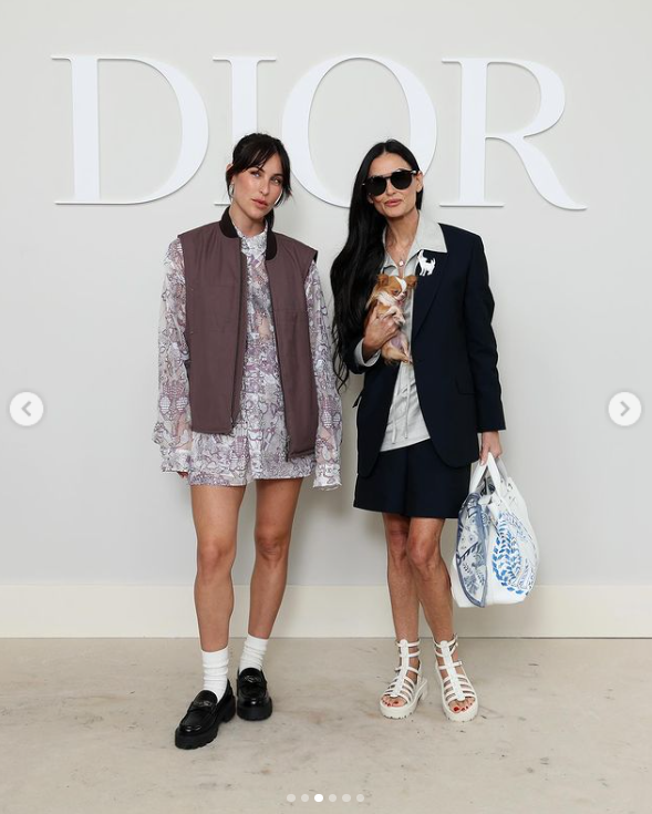 Scout LaRue Willis et Demi Moore posent au défilé Dior Homme lors de la semaine de la mode à Paris, le 21 juin 2024 | Source : Instagram/demimoore