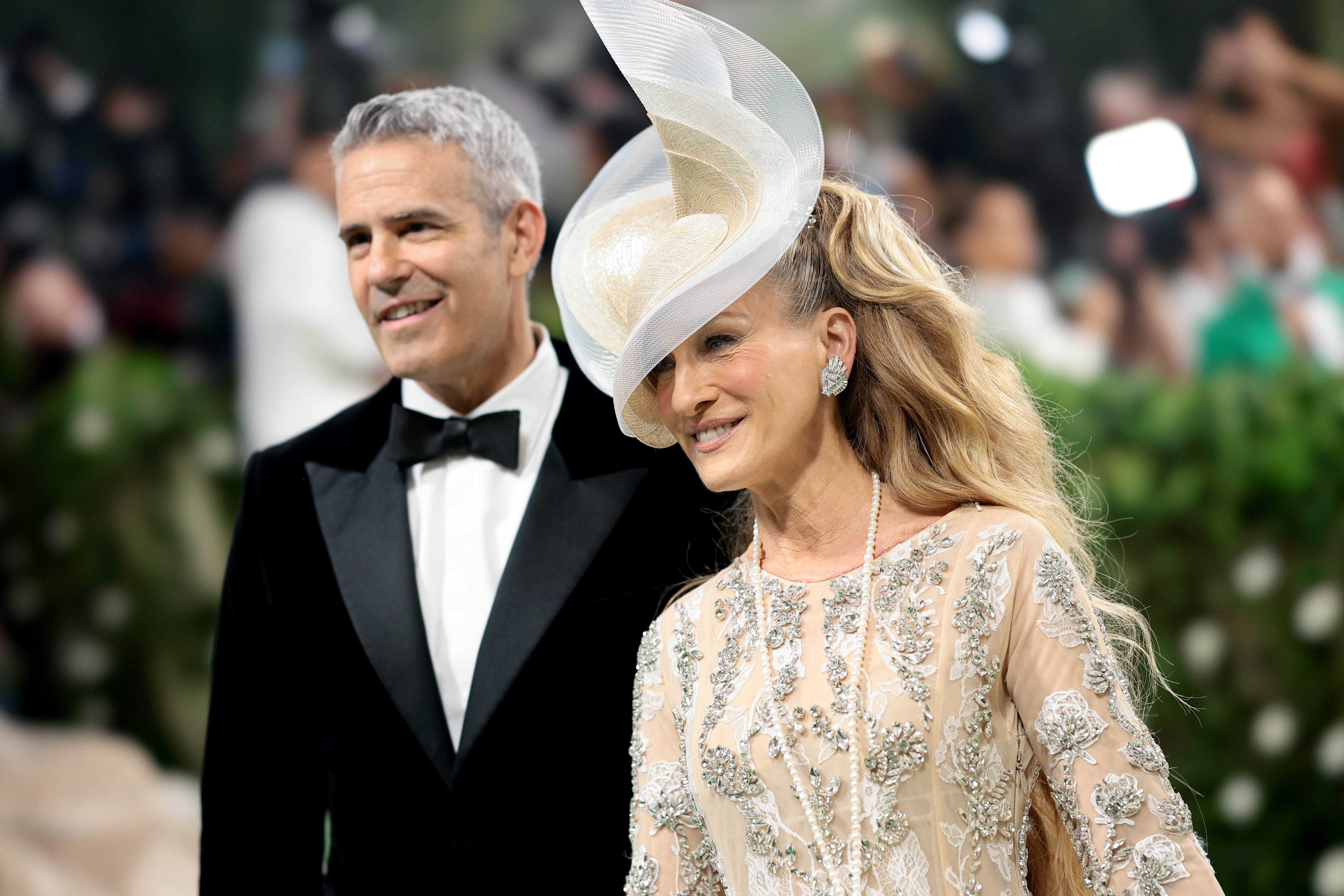 Andy Cohen et Sarah Jessica Parker assistent au gala du Met 2024 le 6 mai 2024 | Source : Getty Images