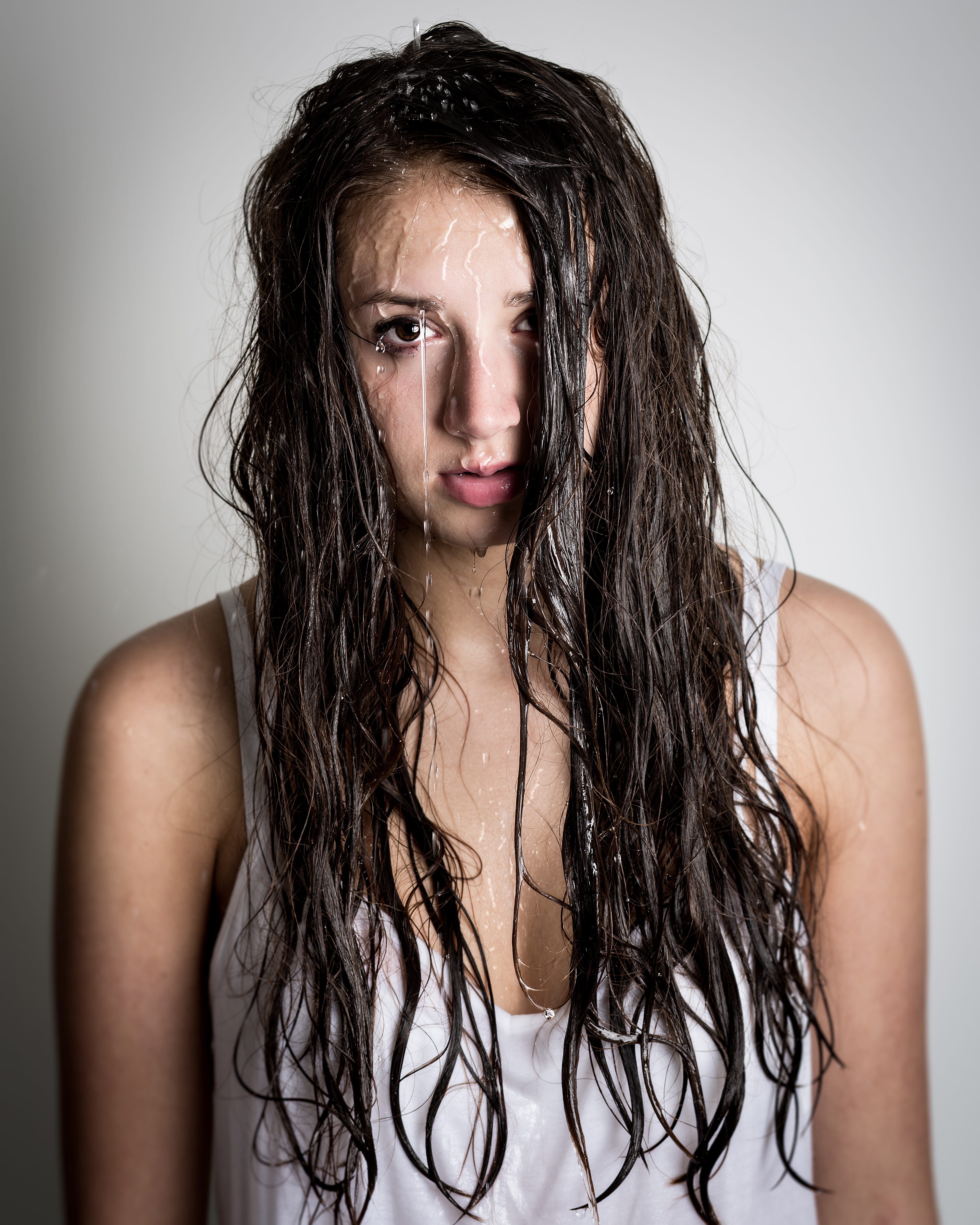 Adolescente com água escorrendo pelo rosto e cabelo | Fonte: Shutterstock.com