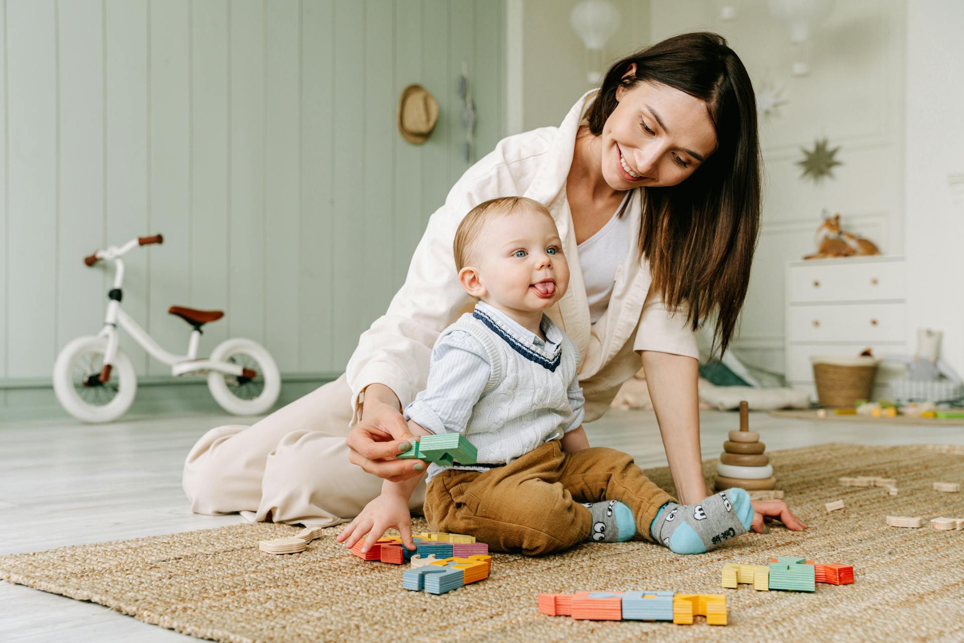 Une femme jouant avec un enfant en bas âge | Source : Pexels