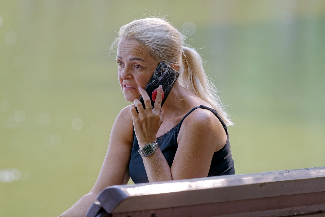 Une femme bouleversée qui parle au téléphone | Source : Pixabay