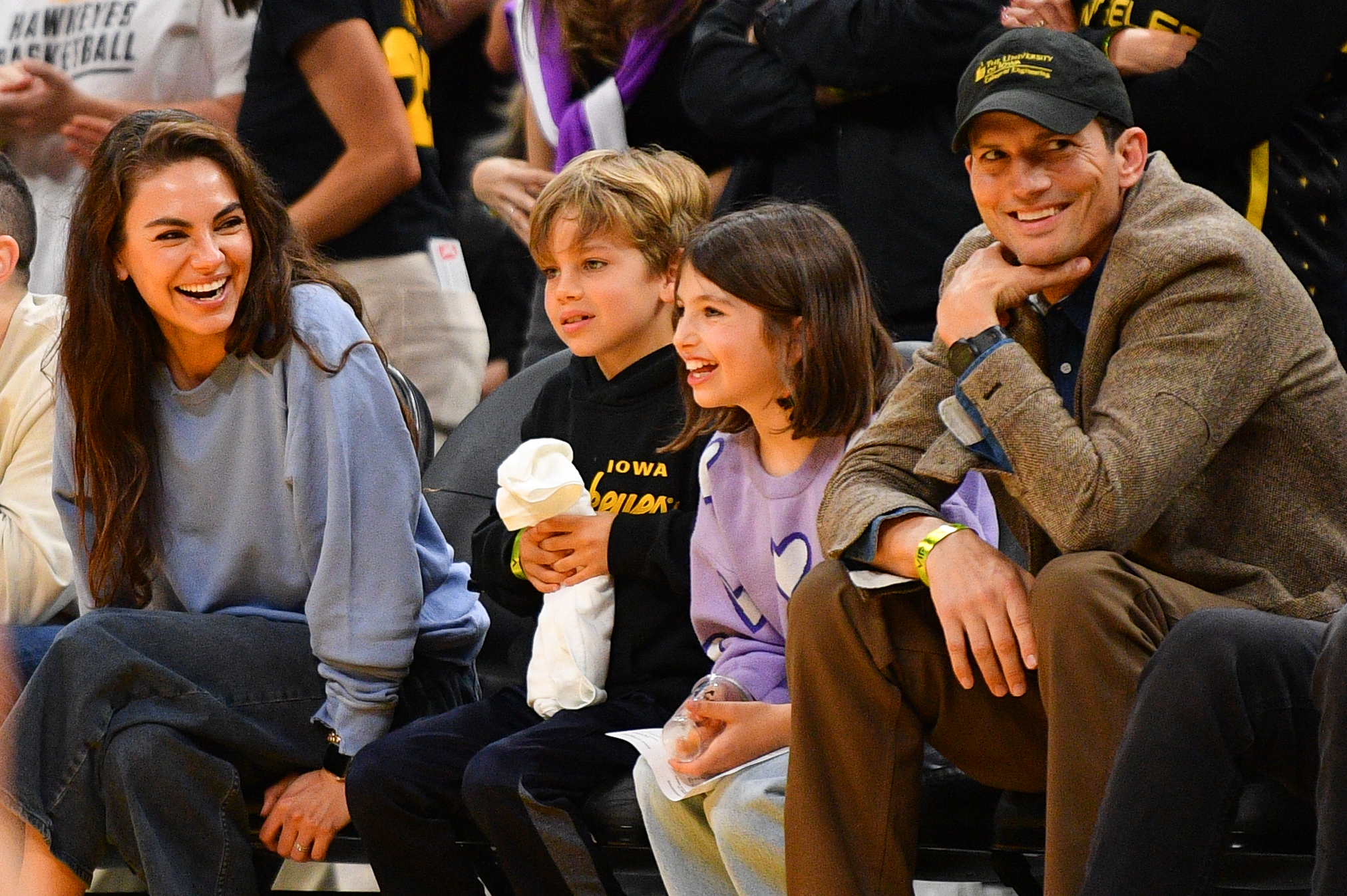 Mila Kunis et Ashton Kutcher et leurs enfants regardent pendant le match de basket WNBA entre les Indiana Fever et les Los Angeles Sparks le 24 mai 2024 | Source : Getty Images