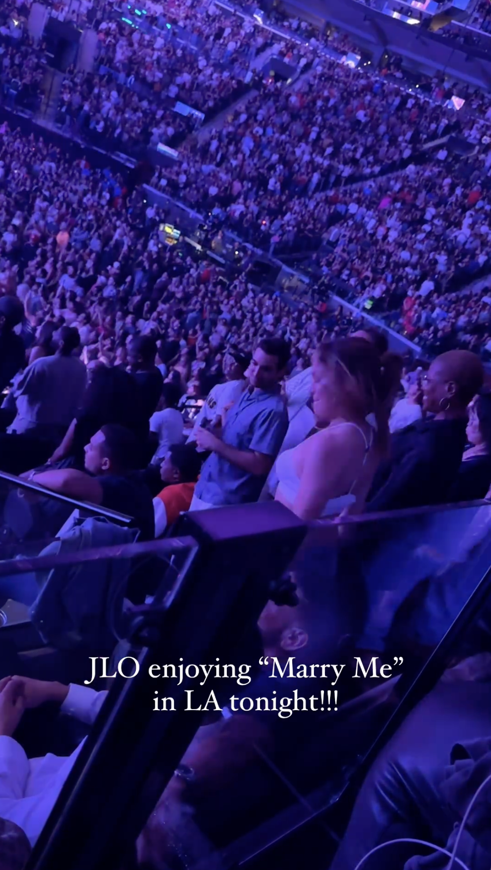 Jennifer Lopez ferme les yeux en écoutant "Marry You" lors du concert de Bruno Mars à Los Angeles, en Californie, en août 2024 | Source : Instagram/itstetrisbish