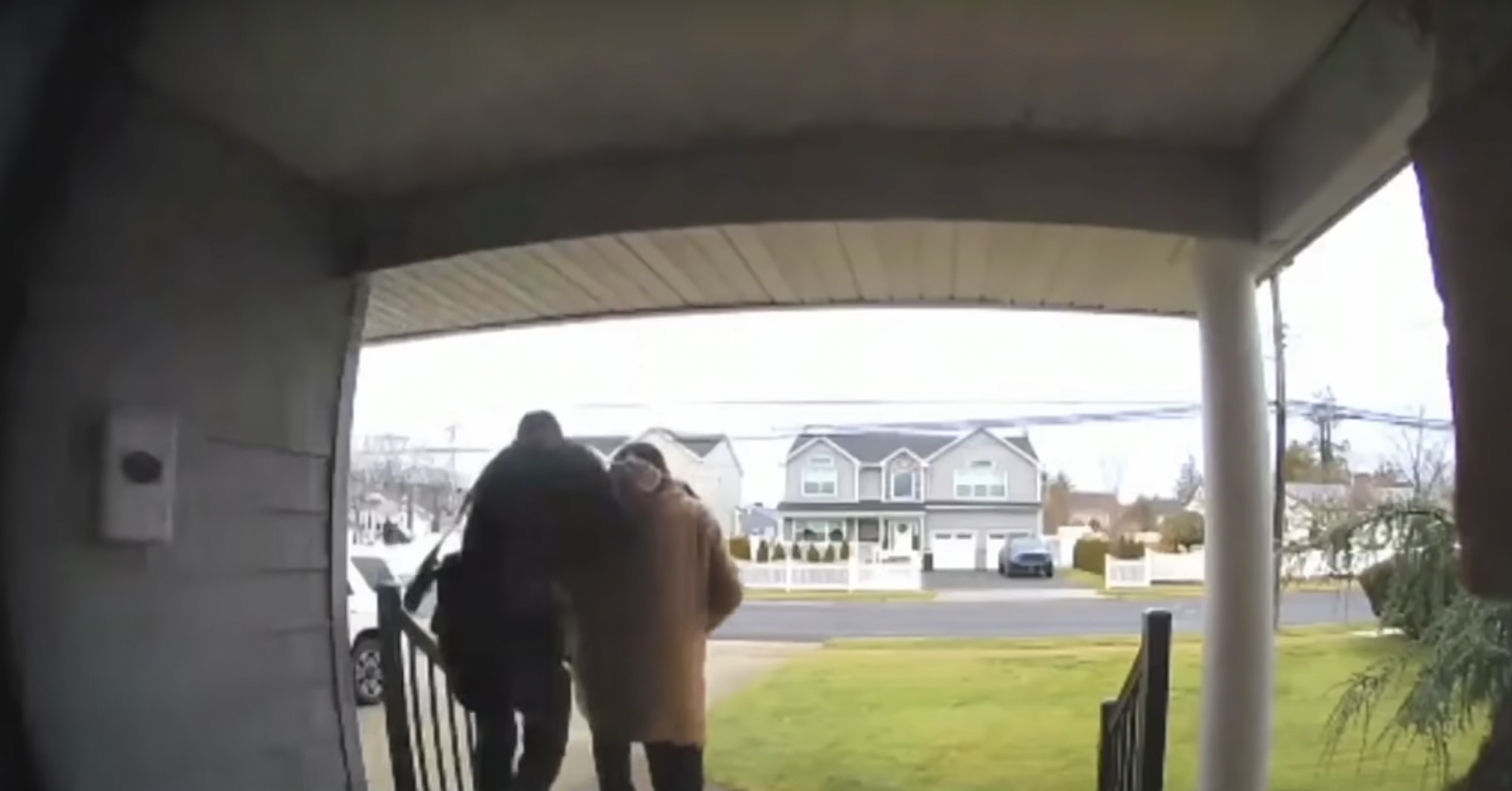 La caméra de la porte d'entrée de Jean Ebbert capture l'escroc. | Source : YouTube/NBC News