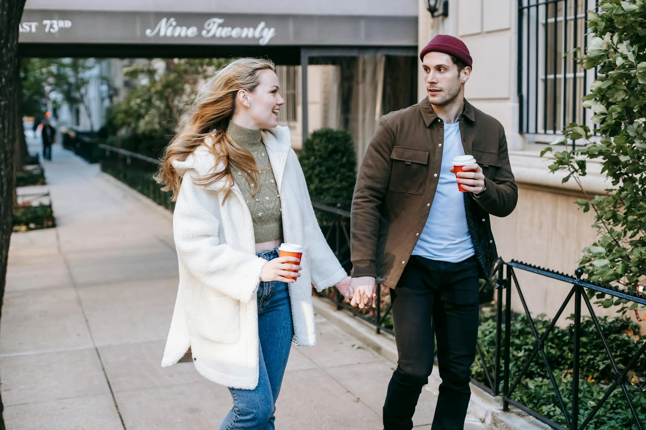 Un jeune couple en promenade | Source : Pexels