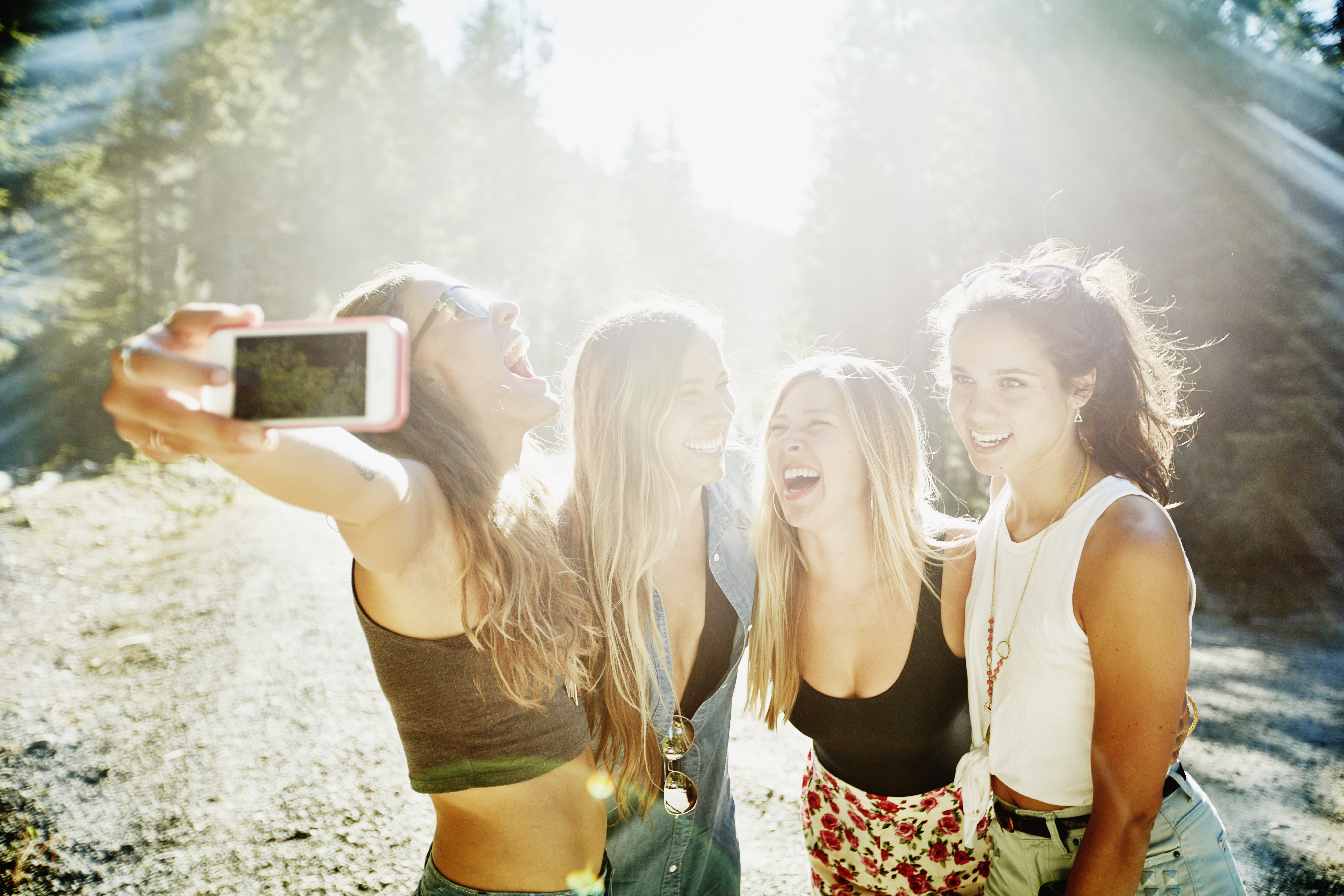 Quatre jeunes femmes prenant un selfie | Source : Getty Images