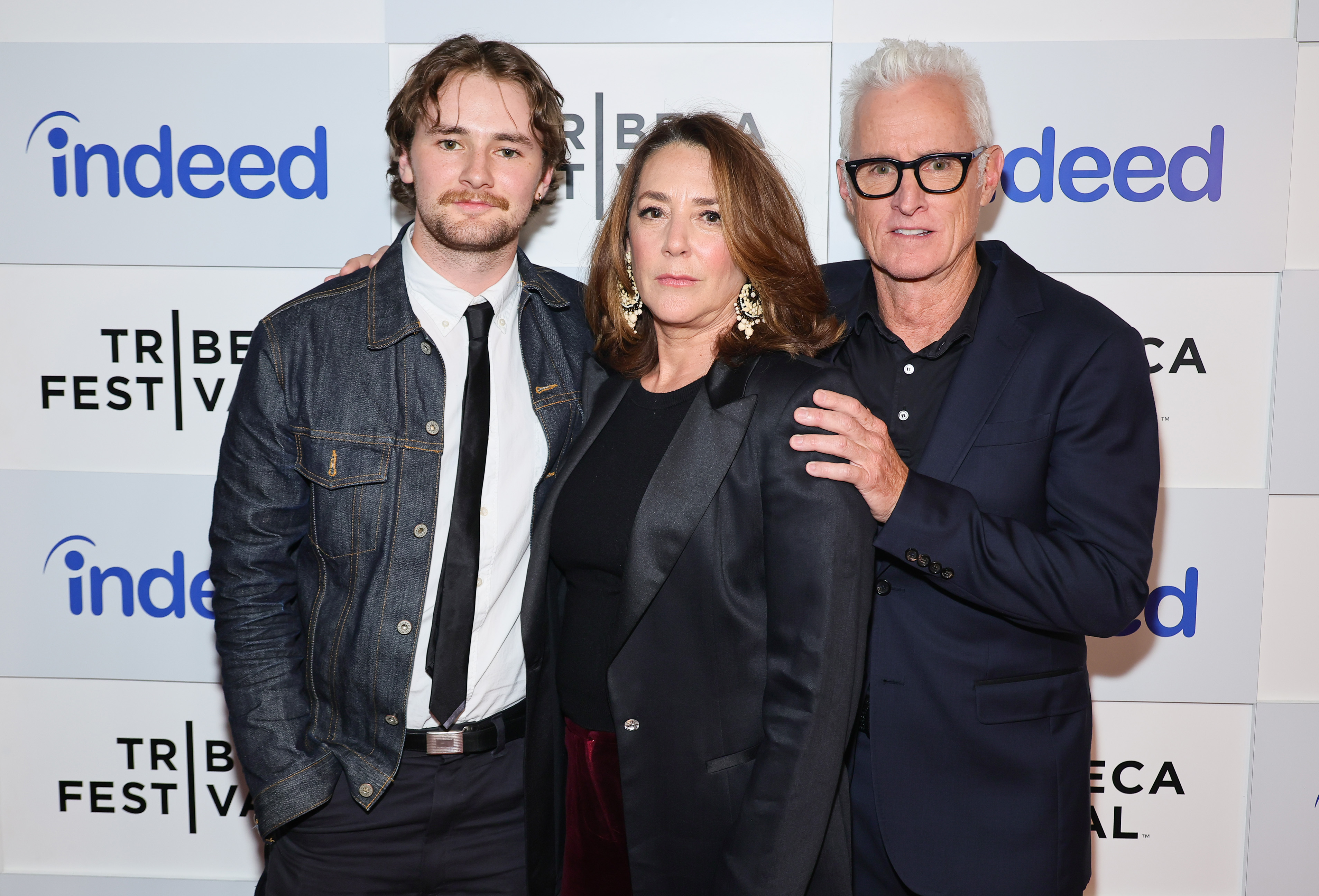 Harry Slattery, Talia Balsam et John Slattery assistent à la première de "Maggie Moore(s)" le 12 juin 2023 | Source : Getty Images